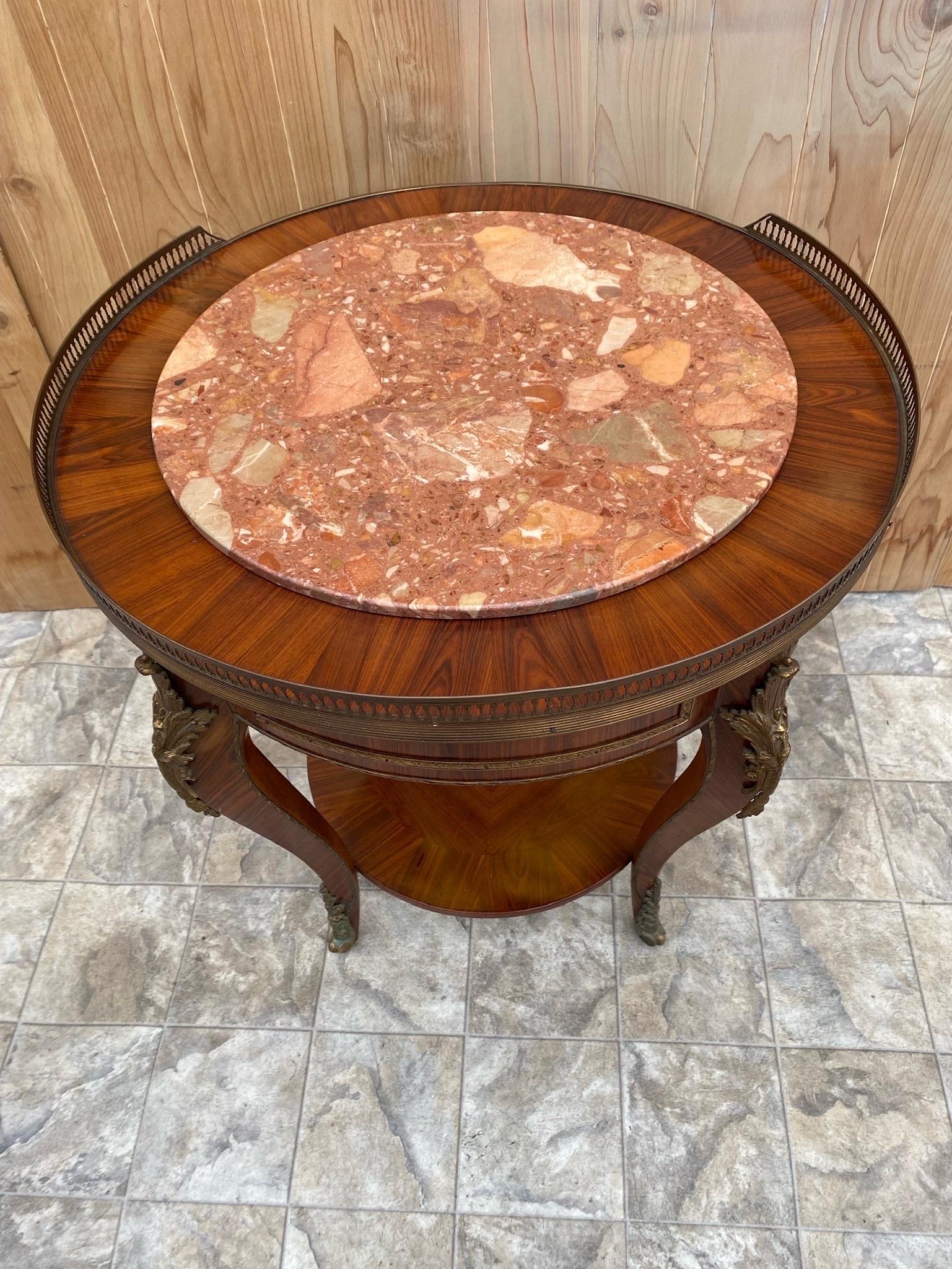 20ième siècle Ancienne table française Louis XVI en bronze avec garniture en bronze doré et plateau en marbre marqueté en vente
