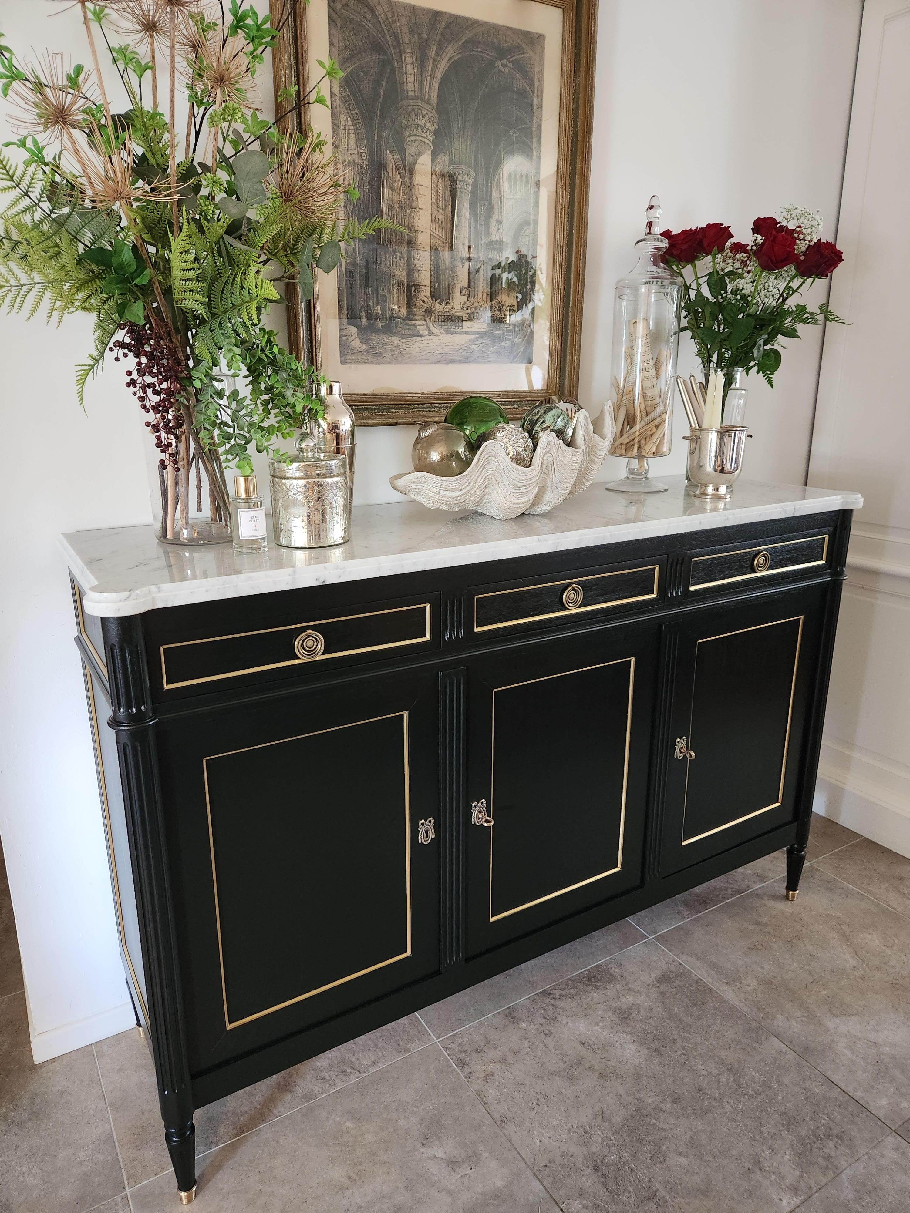 Antique French, credenza in stile Luigi XVI, con piano in marmo di Carrara.
Tre ante con ripiano regolabile in altezza, tre cassetti a coda di rondine con maniglie in bronzo dorato, gambe scanalate e sabot in bronzo dorato.

Il mobile è impreziosito