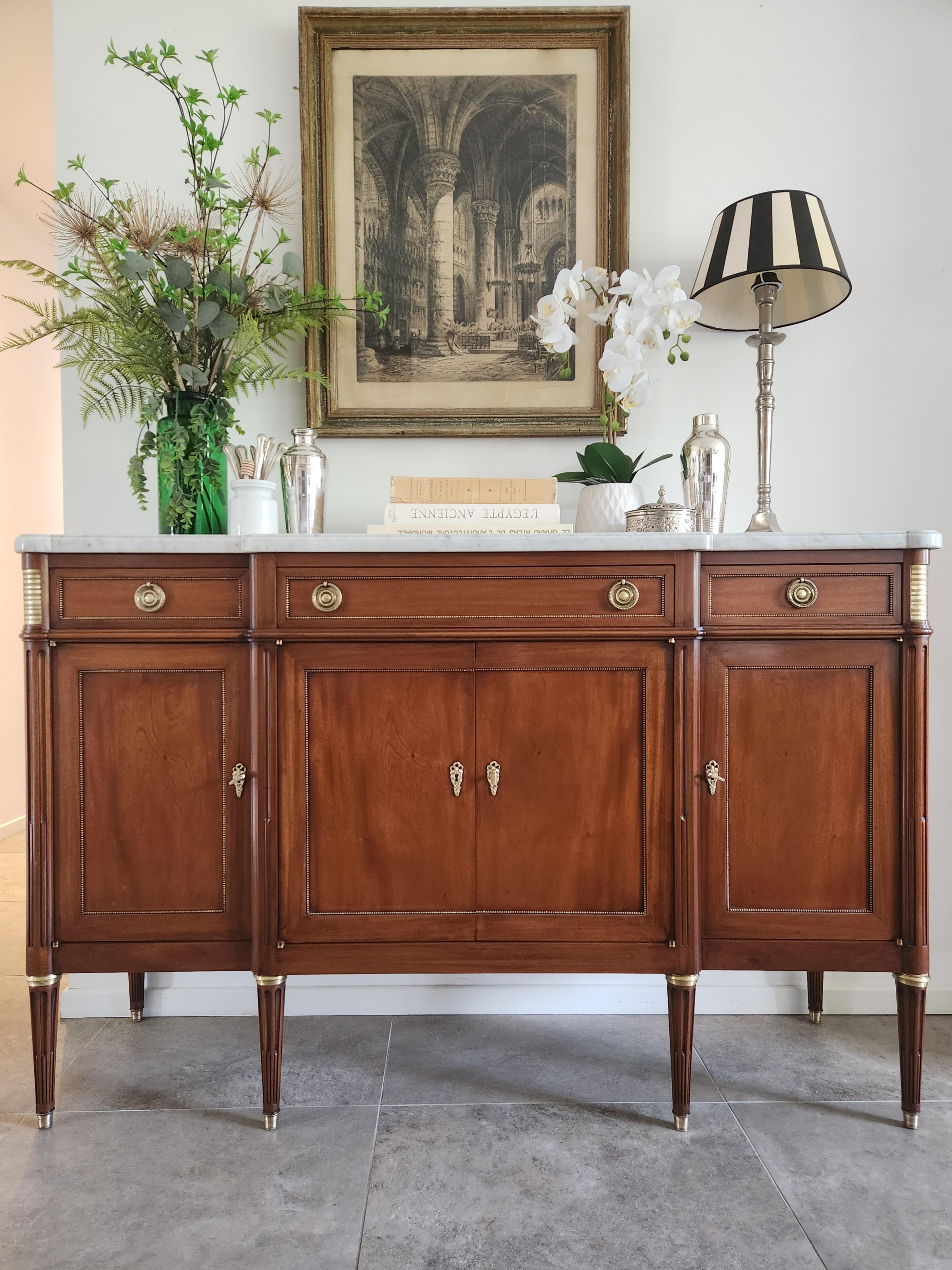 Antique French Louis XVI Buffet, Bronze & Carrara Marmor (Louis XVI.) im Angebot