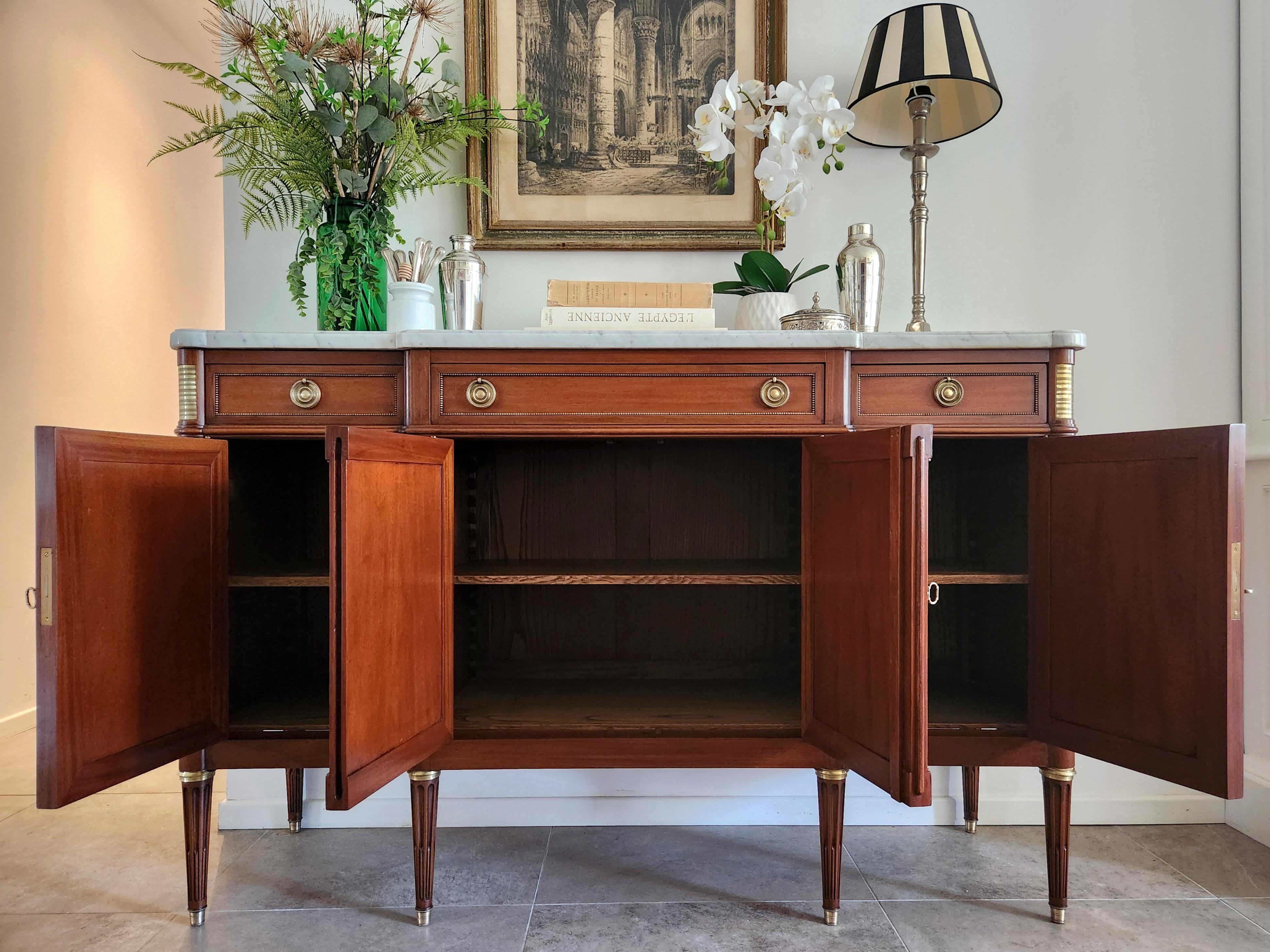 Antique French Louis XVI Buffet, Bronze & Carrara Marmor (Französisch) im Angebot