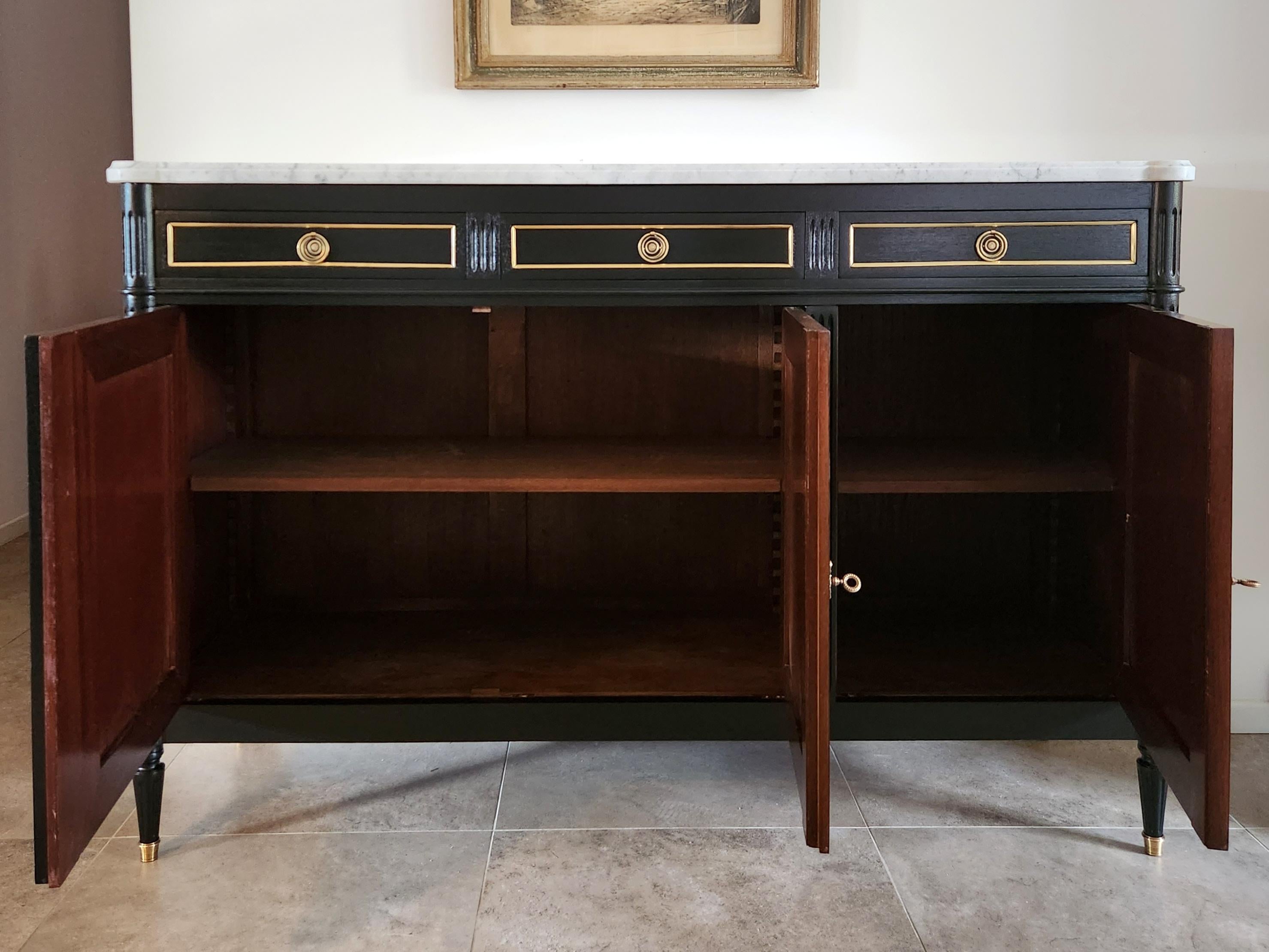 Francese Antique French Louis XVI Buffet, bronzo e marmo di Carrara in vendita