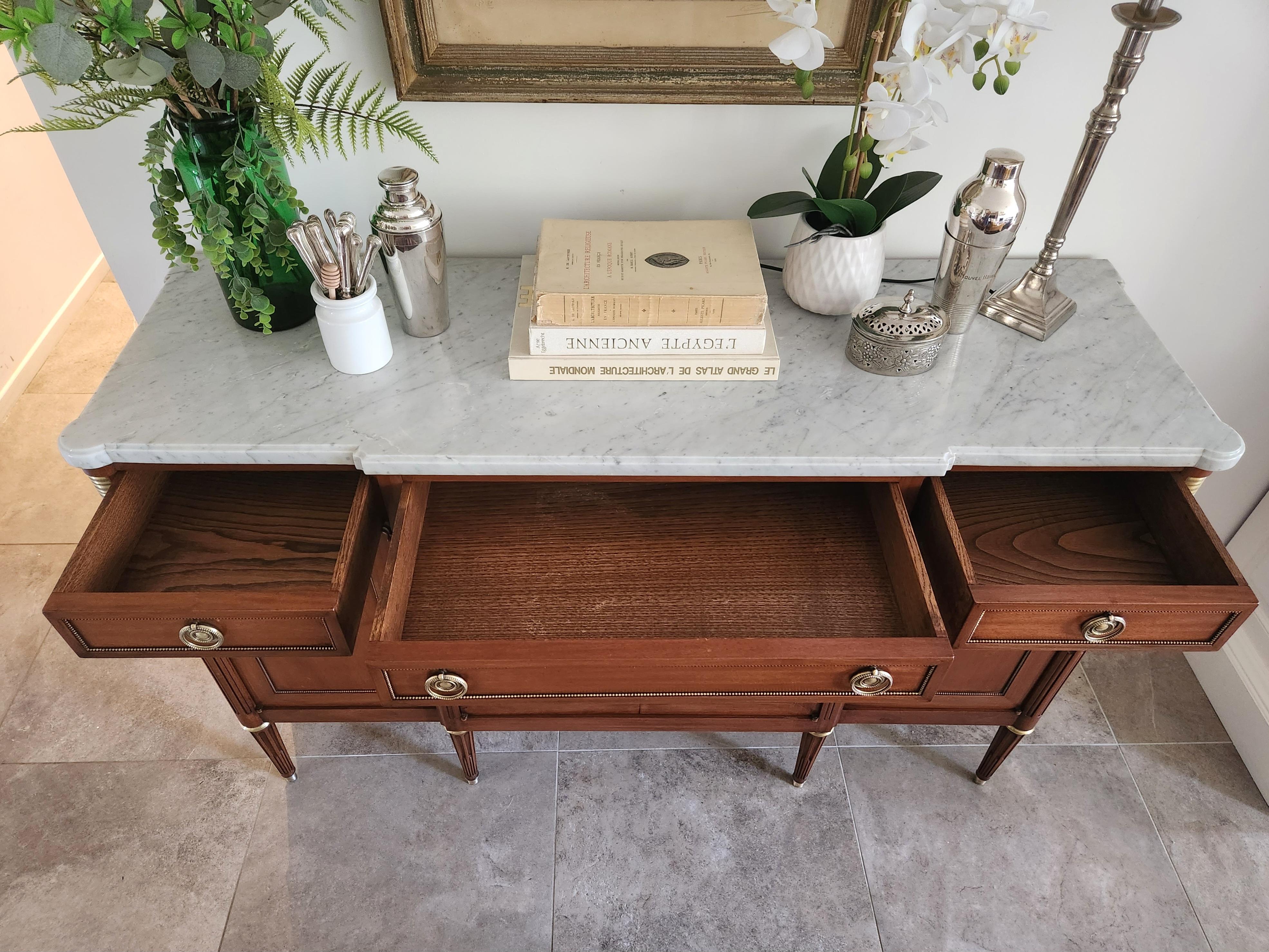 Antique French Louis XVI Buffet, Bronze & Carrara Marmor im Zustand „Gut“ im Angebot in Senonches, Centre-Val de Loire