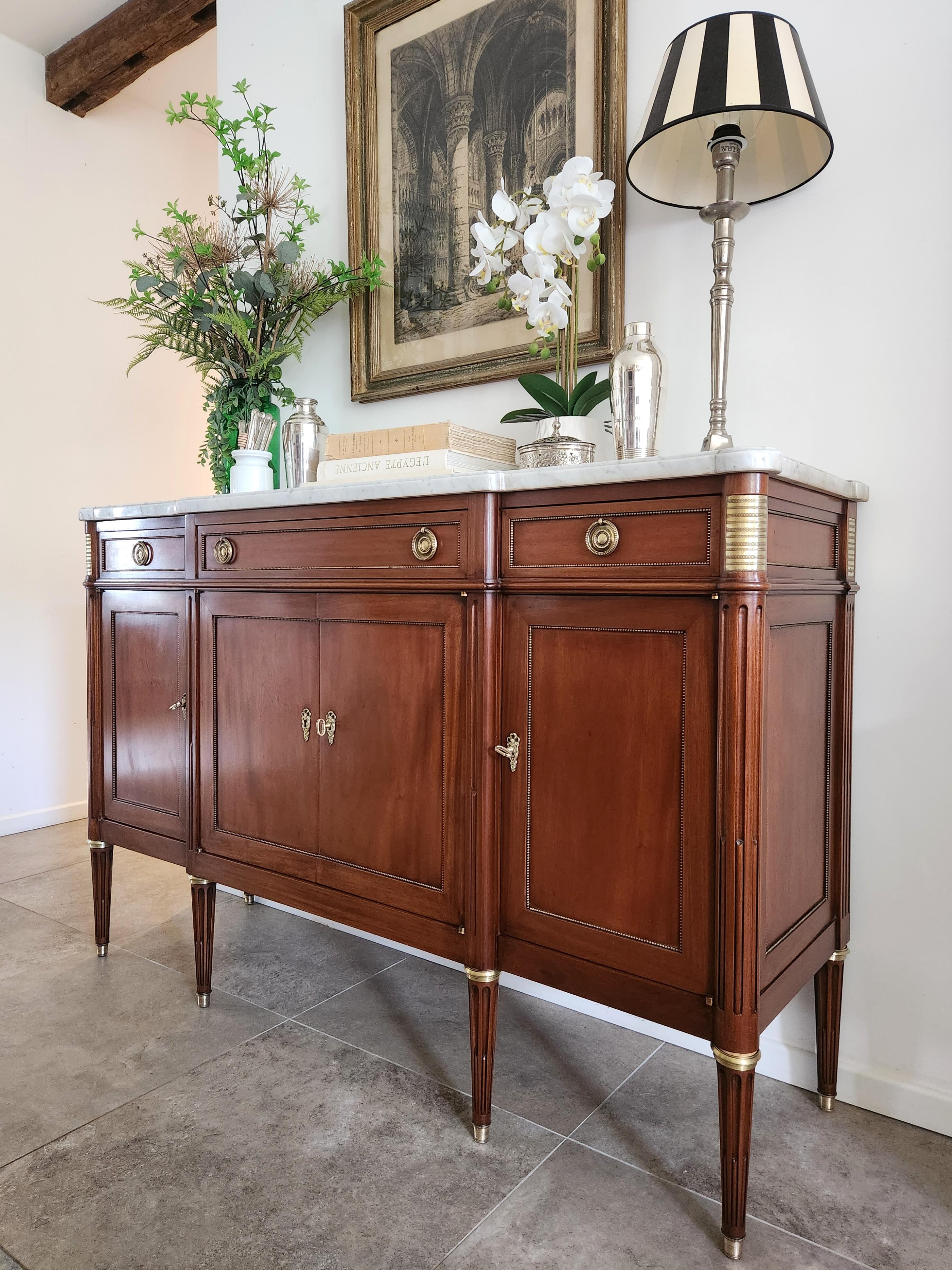 Antique French Louis XVI Buffet, Bronze & Carrara Marmor (Carrara-Marmor) im Angebot