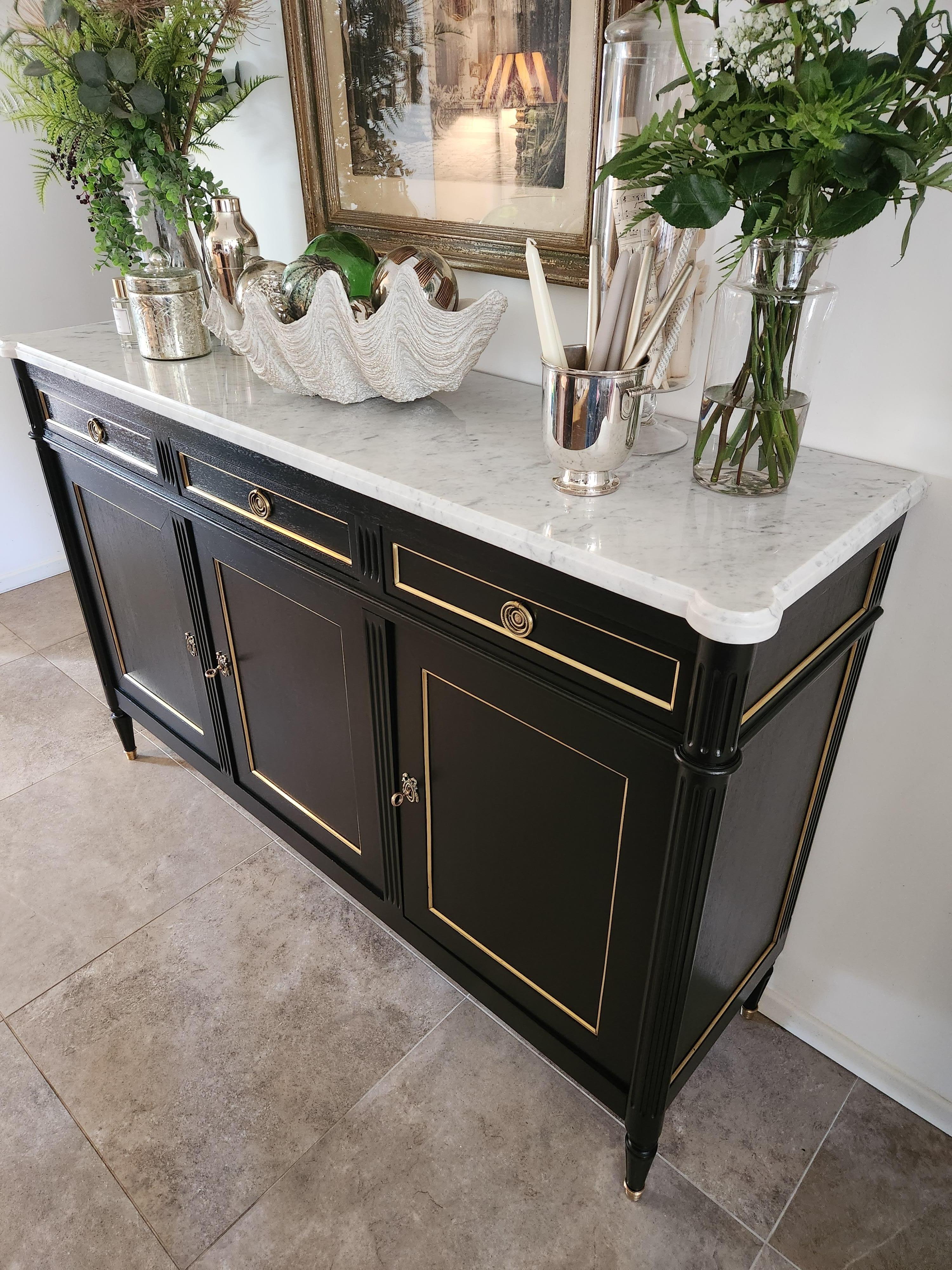 Marmo di Carrara Antique French Louis XVI Buffet, bronzo e marmo di Carrara in vendita