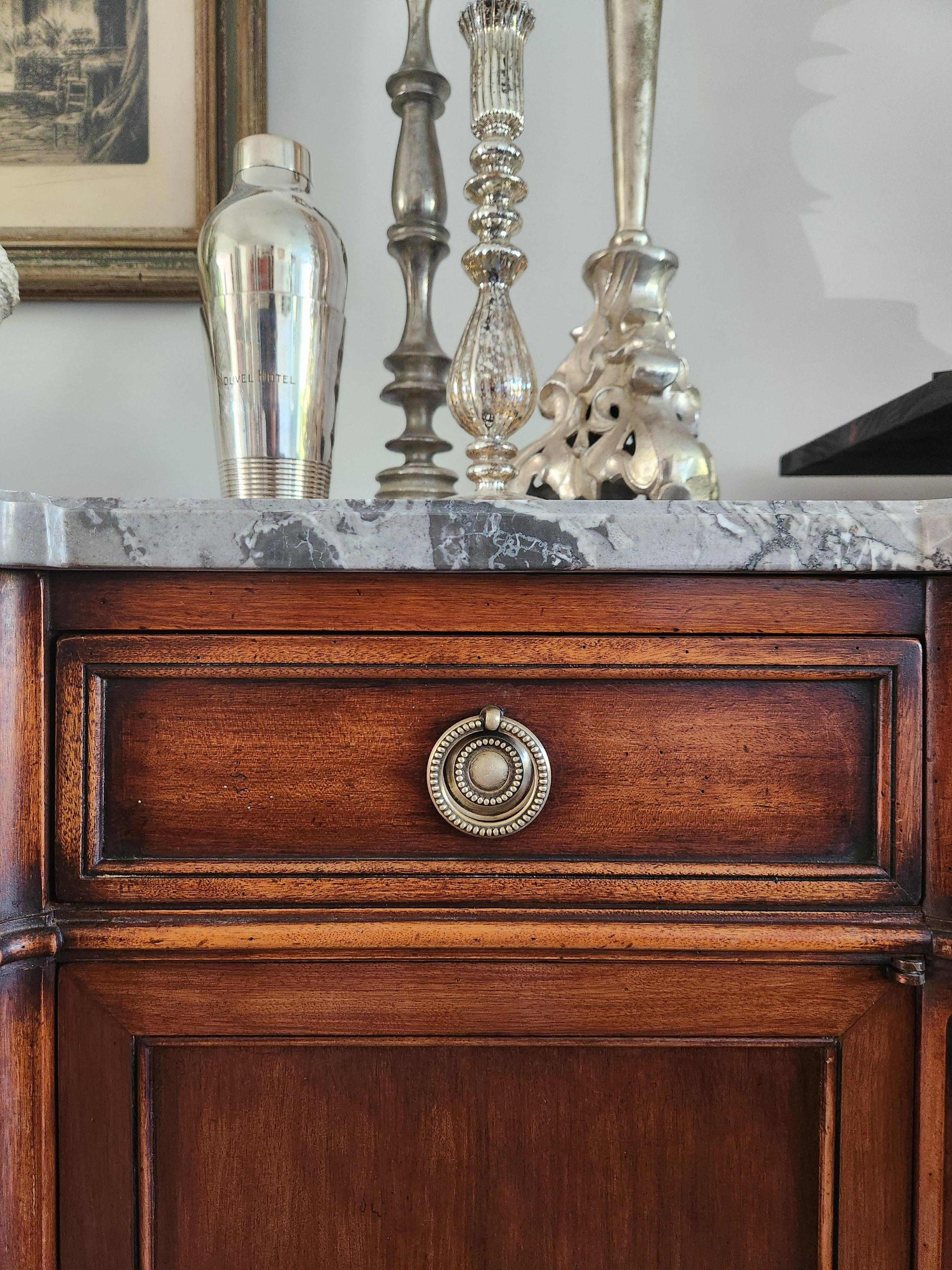 Buffet français ancien Louis XVI, bronze et plateau en marbre en vente 4