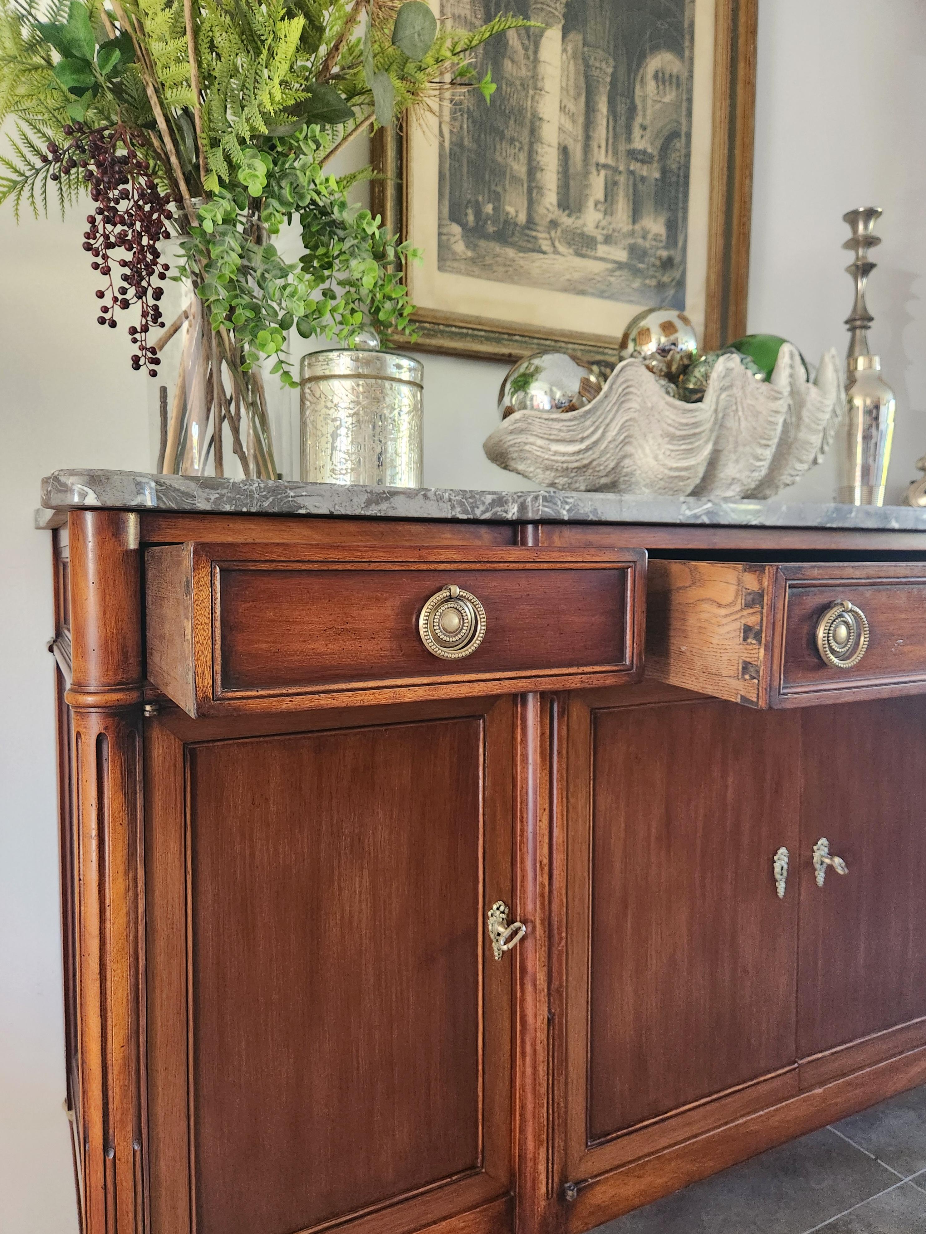 Buffet français ancien Louis XVI, bronze et plateau en marbre en vente 5