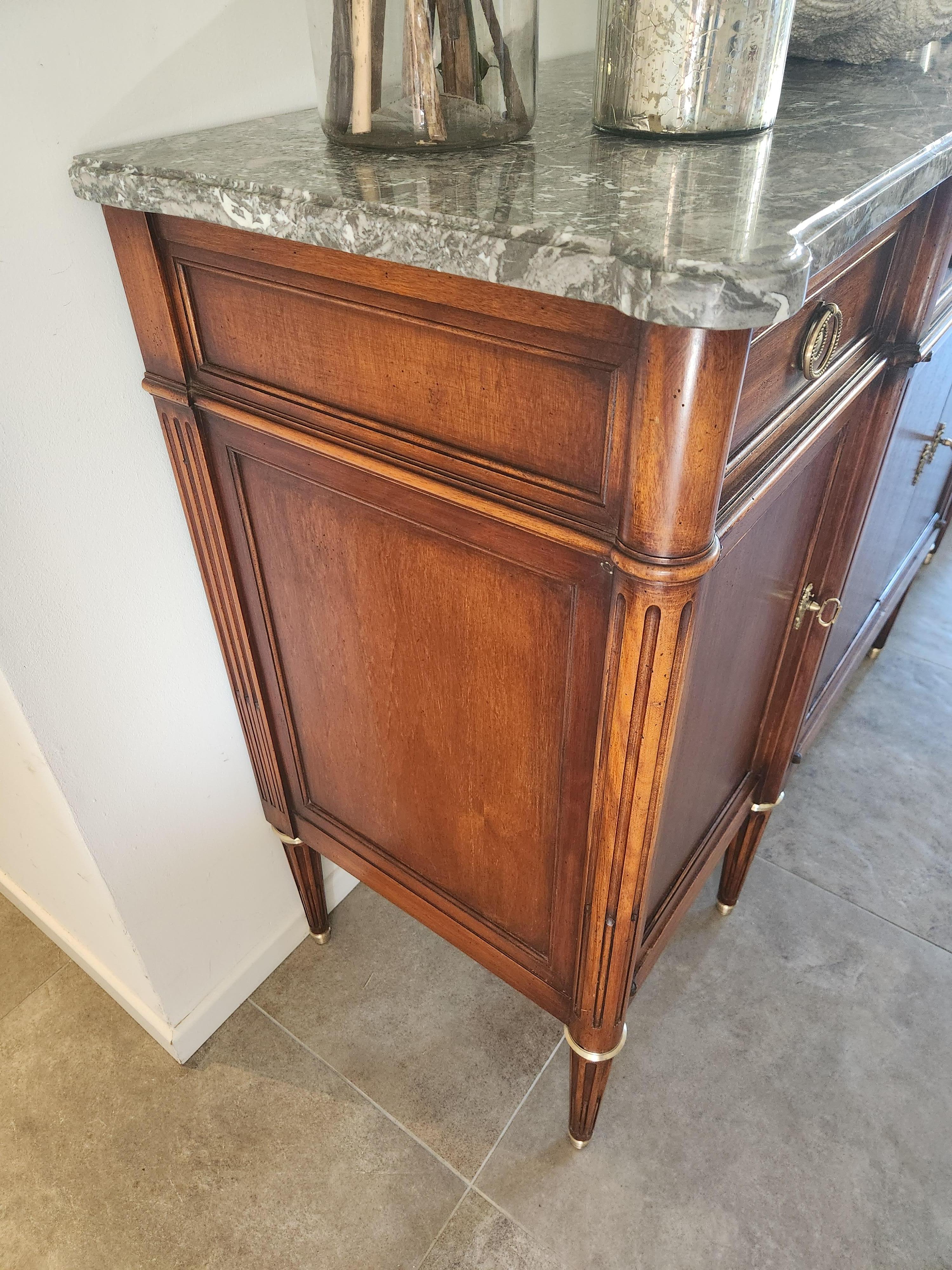 Buffet français ancien Louis XVI, bronze et plateau en marbre en vente 6