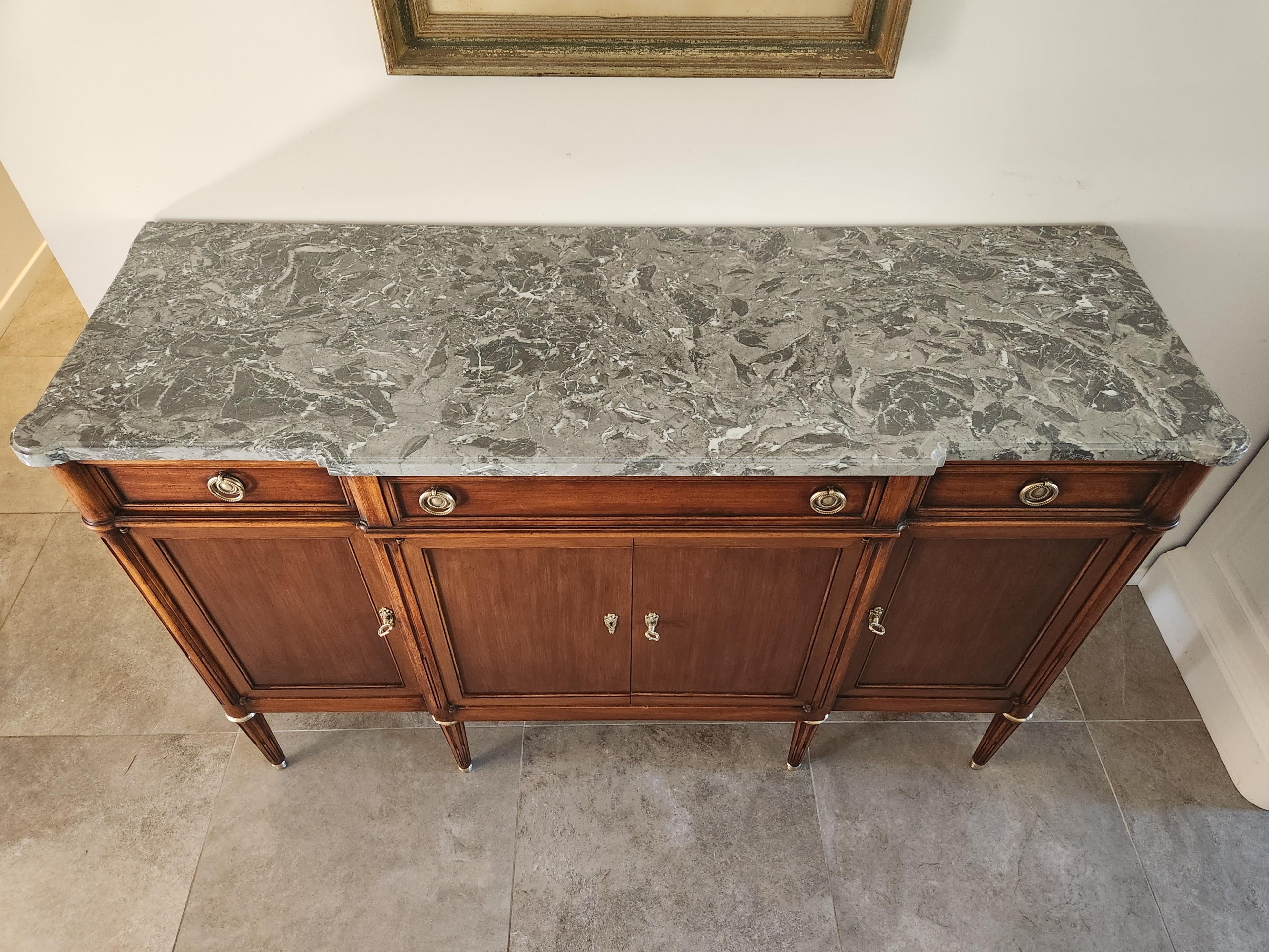 Français Buffet français ancien Louis XVI, bronze et plateau en marbre en vente