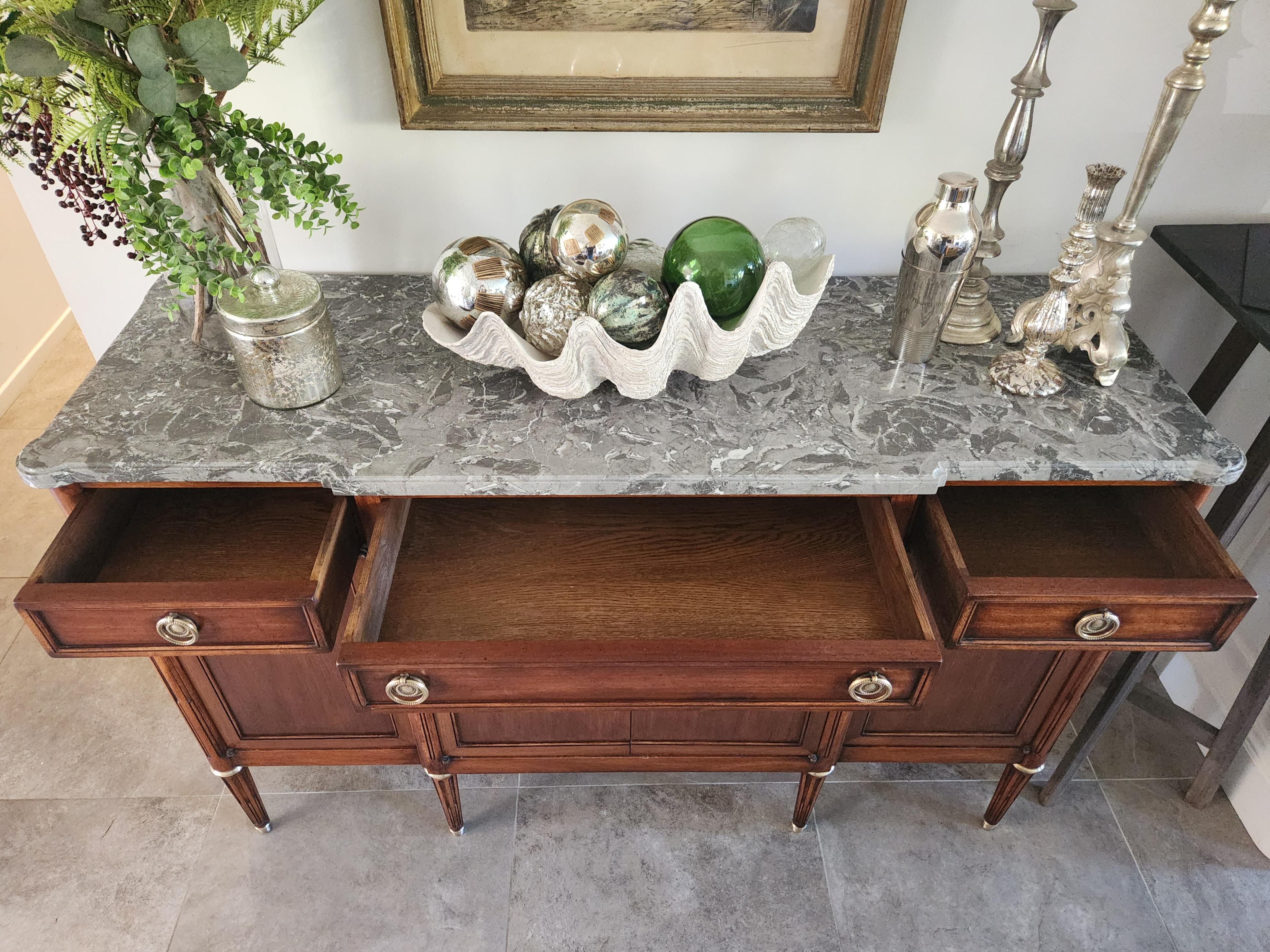 Buffet français ancien Louis XVI, bronze et plateau en marbre Bon état - En vente à Senonches, Centre-Val de Loire