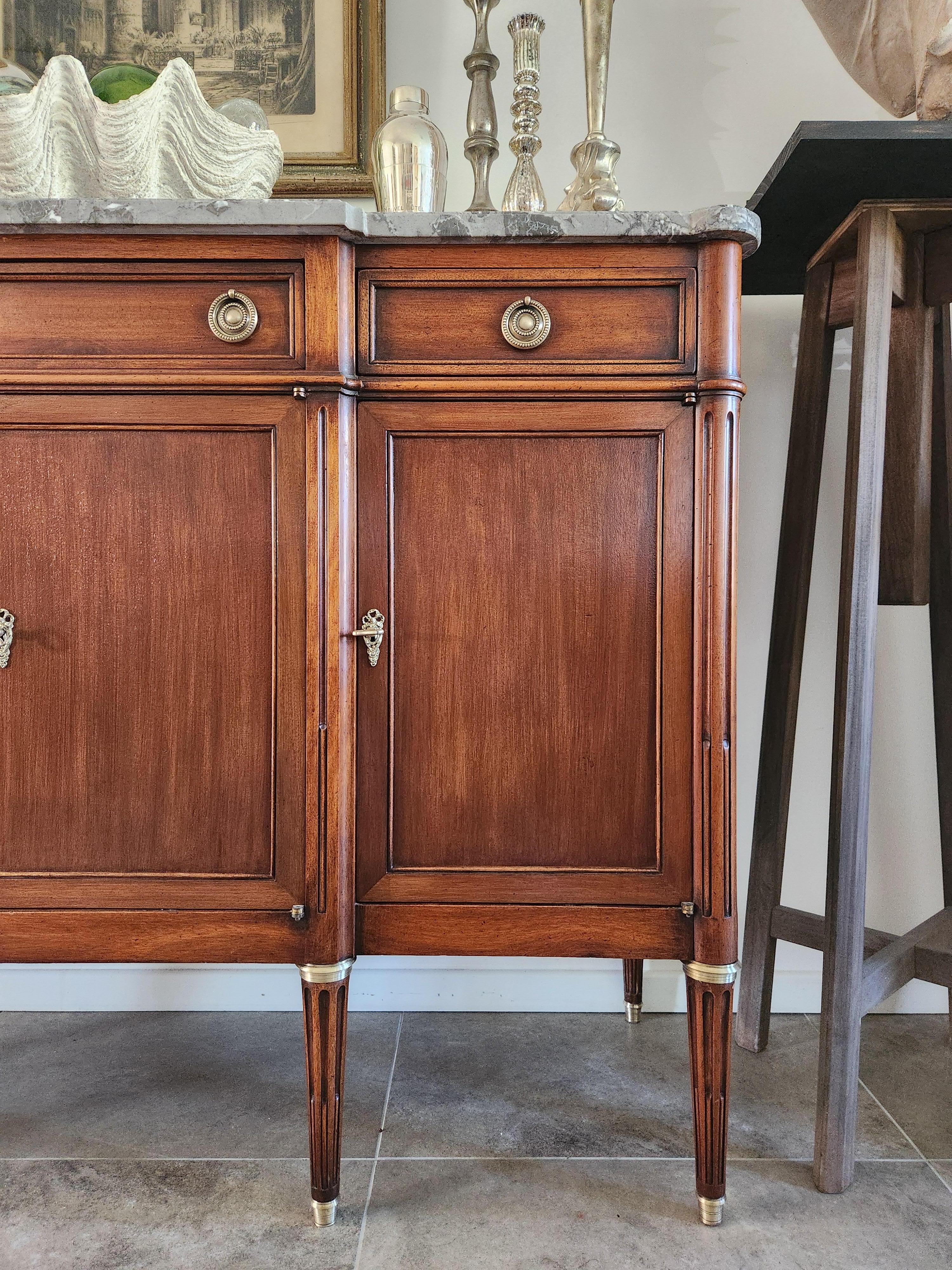 Buffet français ancien Louis XVI, bronze et plateau en marbre en vente 2