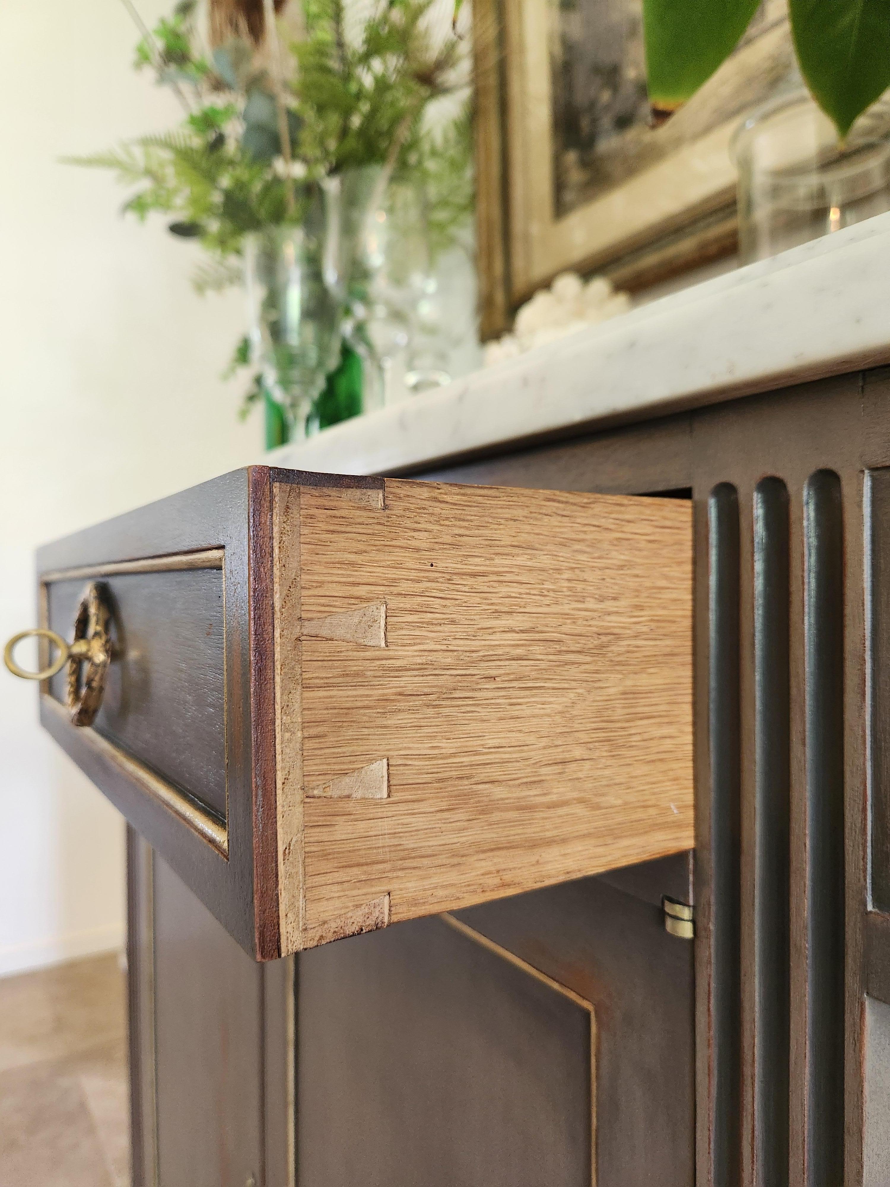 Antique French Louis XVI Buffet, marmo di Carrara, dettagli in bronzo in vendita 6