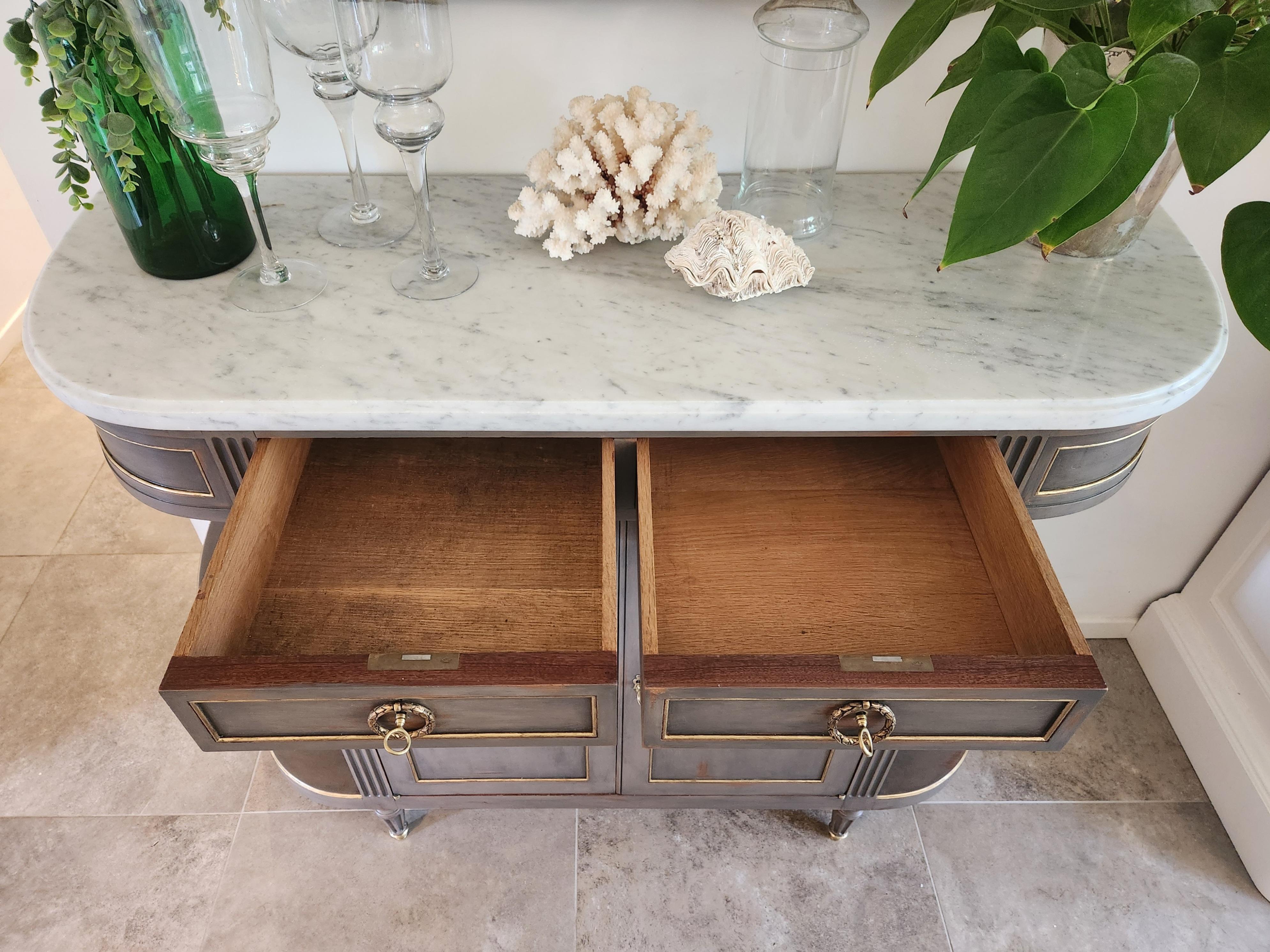 Luigi XVI Antique French Louis XVI Buffet, marmo di Carrara, dettagli in bronzo in vendita