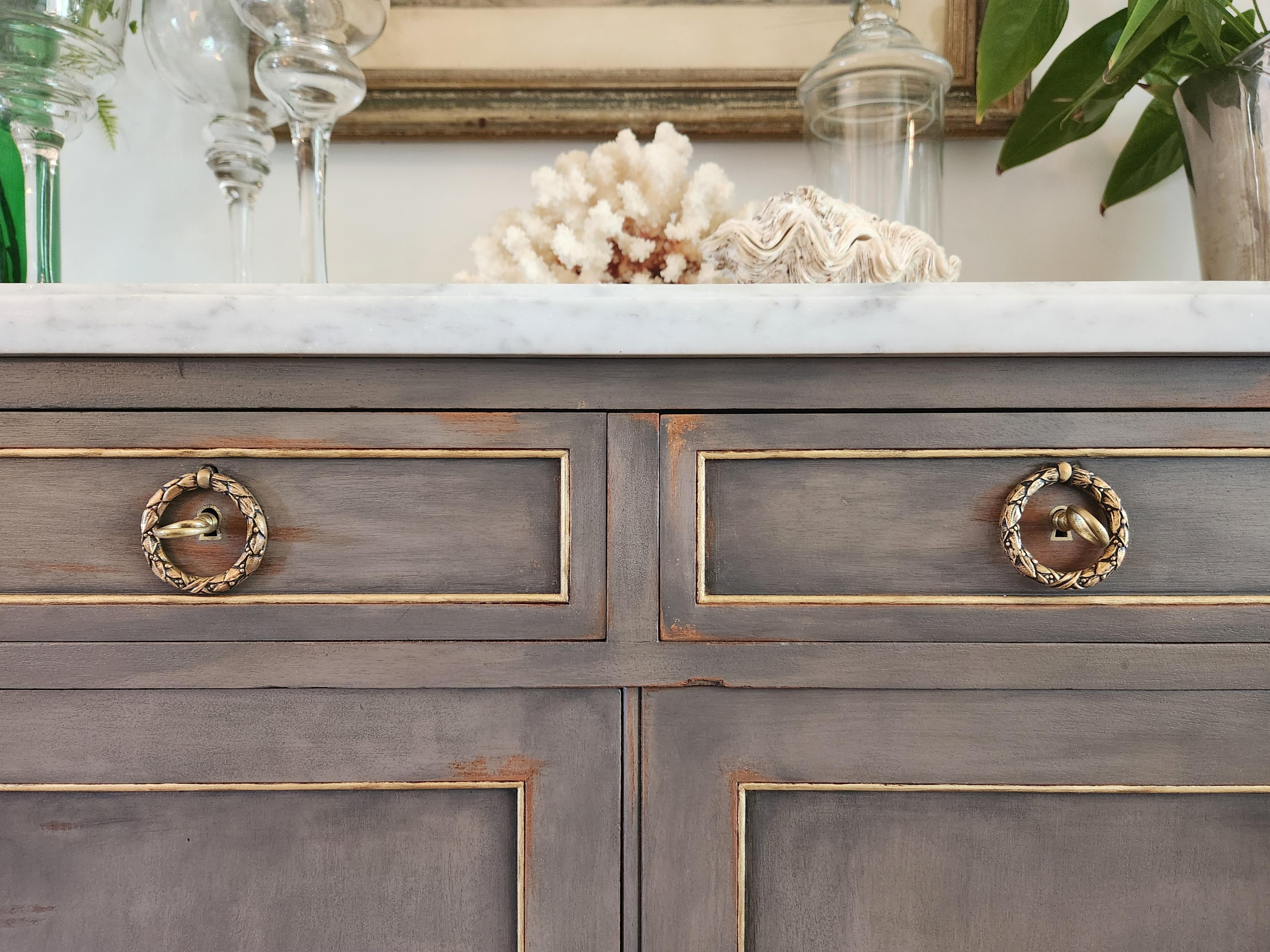 Bronzo Antique French Louis XVI Buffet, marmo di Carrara, dettagli in bronzo in vendita