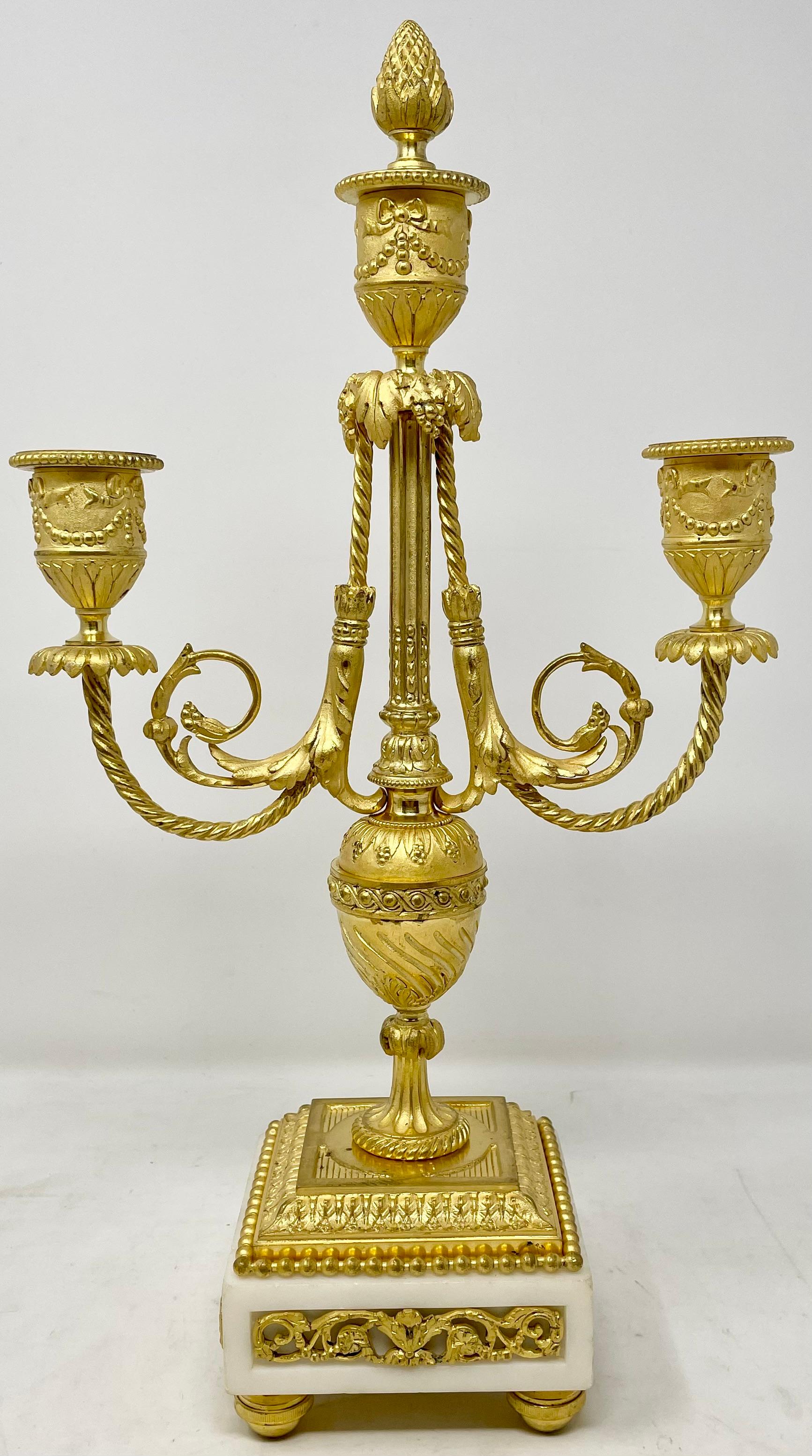 Antiguo Juego de Reloj D'Oré Francés Luis XVI de Mármol de Carrara y Bronce, Circa 1890. en venta 6
