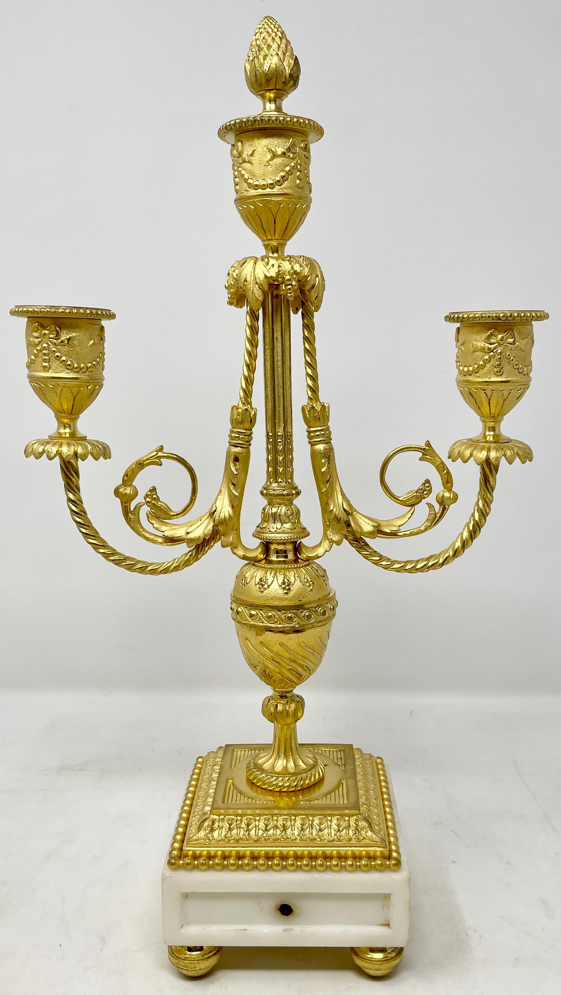 Antiguo Juego de Reloj D'Oré Francés Luis XVI de Mármol de Carrara y Bronce, Circa 1890. en venta 8
