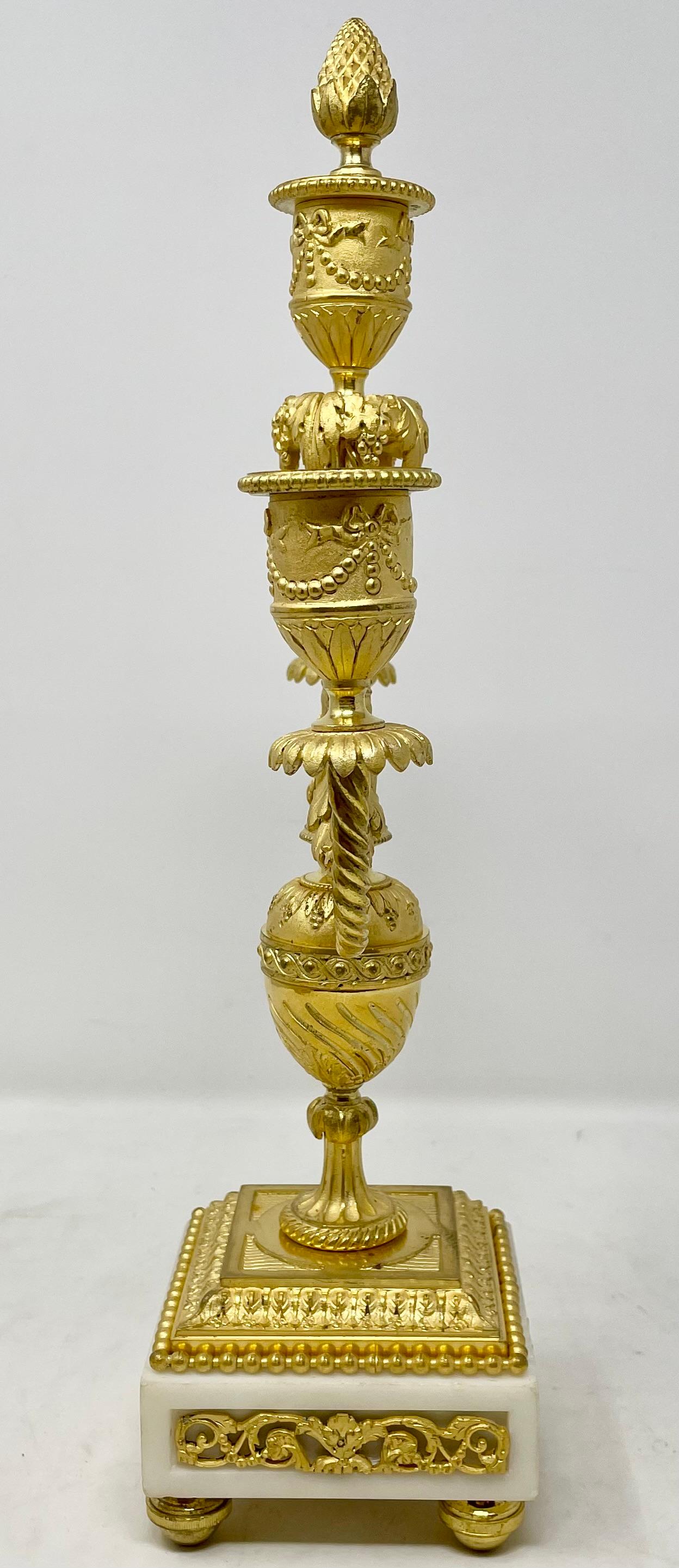 Antiguo Juego de Reloj D'Oré Francés Luis XVI de Mármol de Carrara y Bronce, Circa 1890. en venta 9