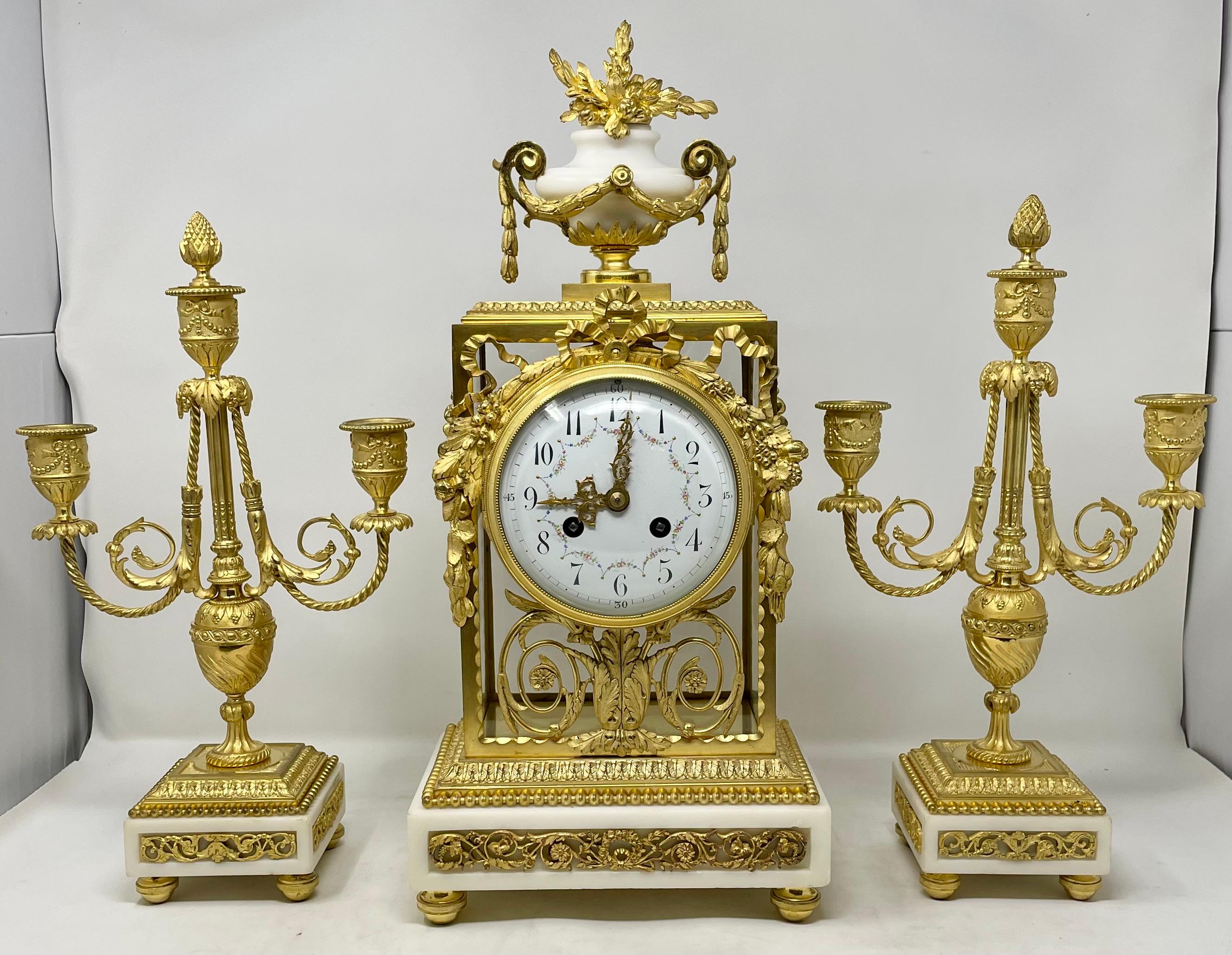 Antique French Louis XVI Carrara Marble & Bronze D'Oré 3 Piece Garniture Clock Set, Circa 1890.
Llave talla 8.
Reloj:
17 1/2