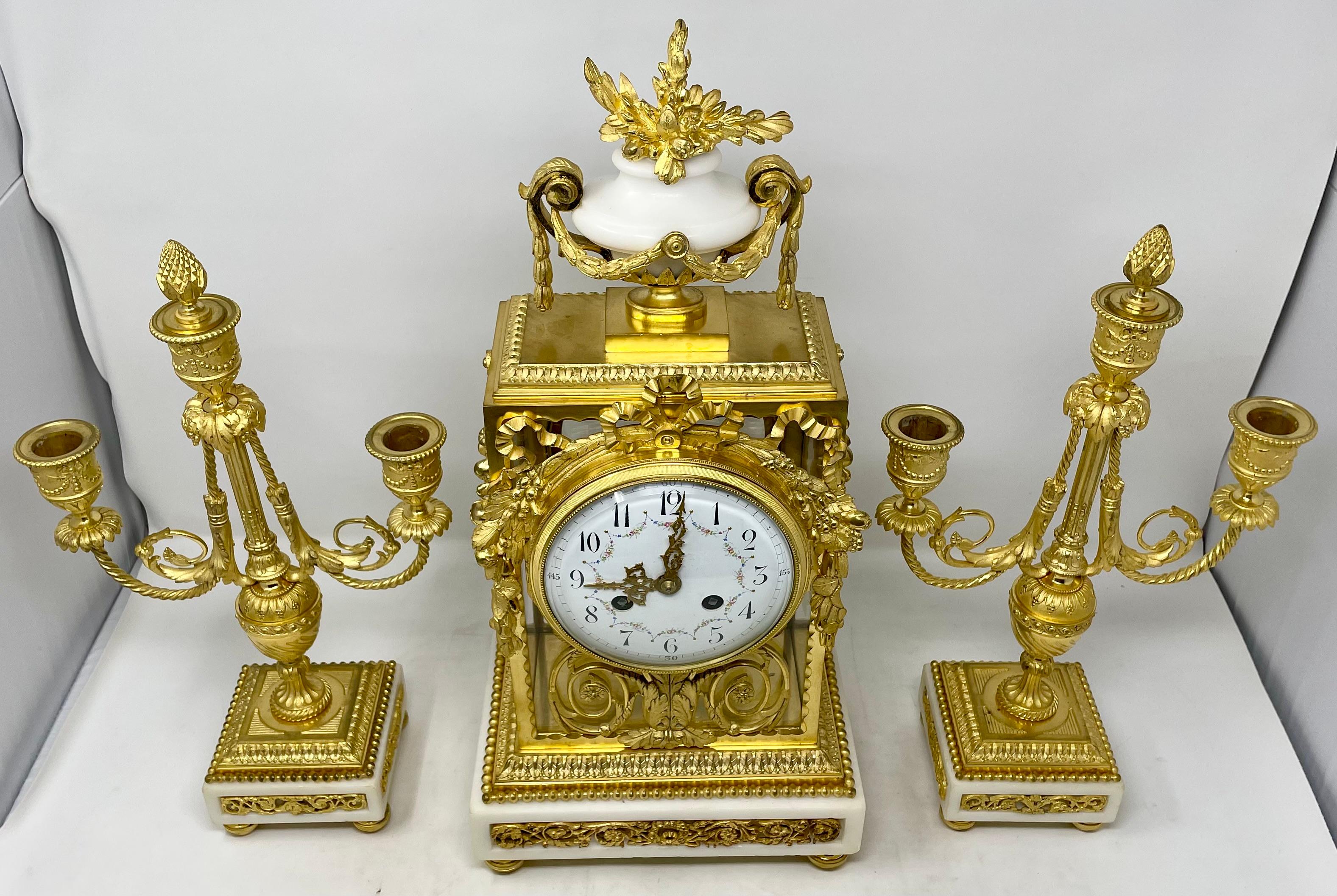 Antiguo Juego de Reloj D'Oré Francés Luis XVI de Mármol de Carrara y Bronce, Circa 1890. en Bueno estado para la venta en New Orleans, LA
