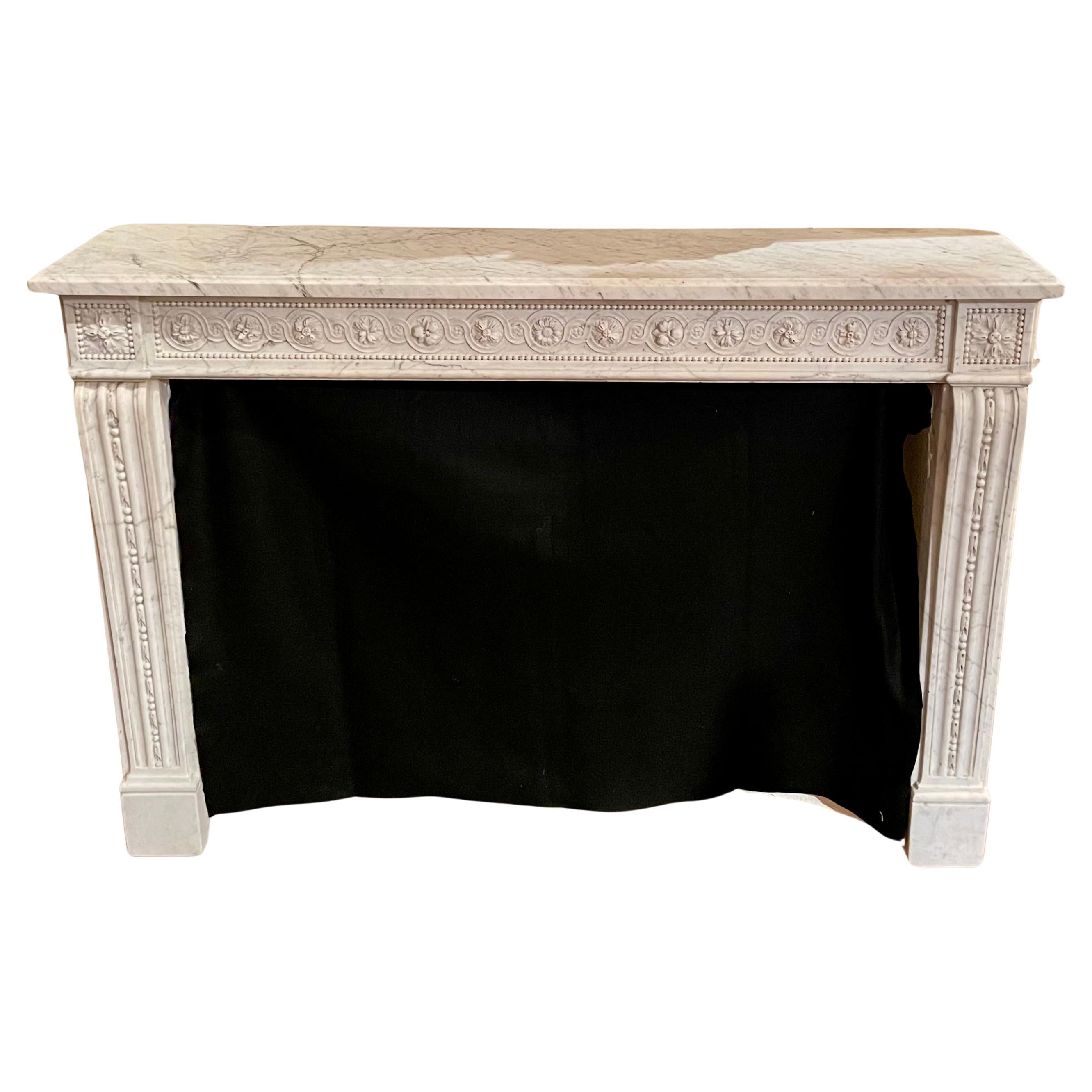 Français Cheminée ancienne en marbre de Carrare Louis XVI, Circa 1860-1880. en vente