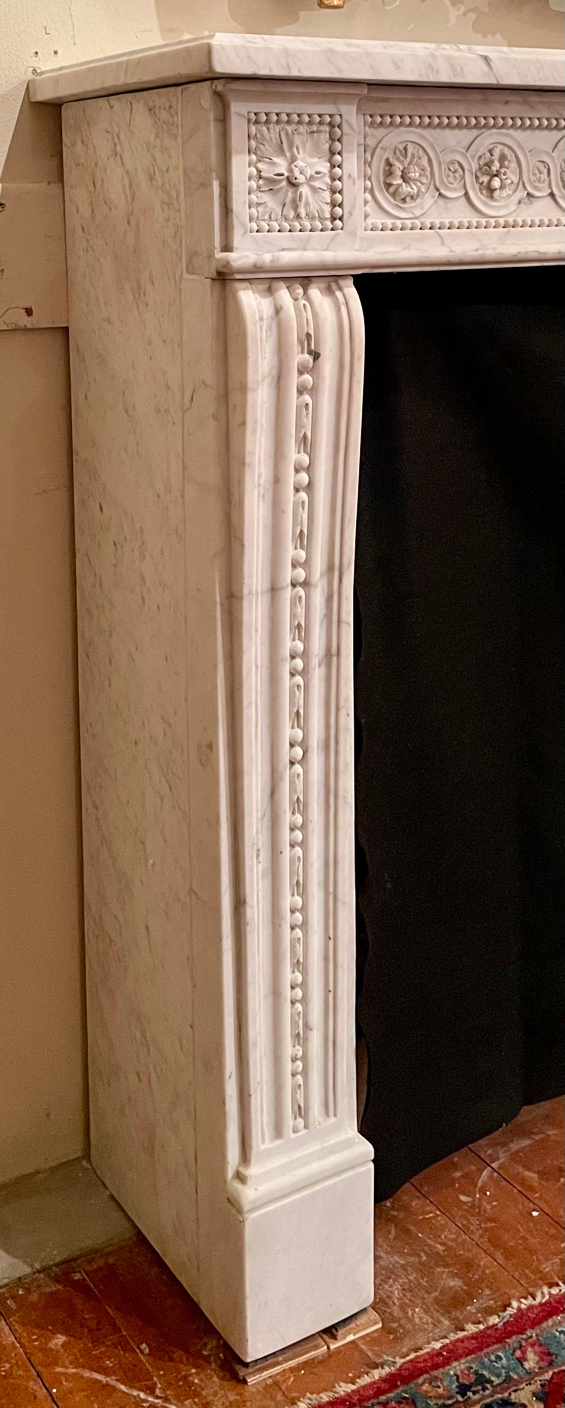 Cheminée ancienne en marbre de Carrare Louis XVI, Circa 1860-1880. Bon état - En vente à New Orleans, LA