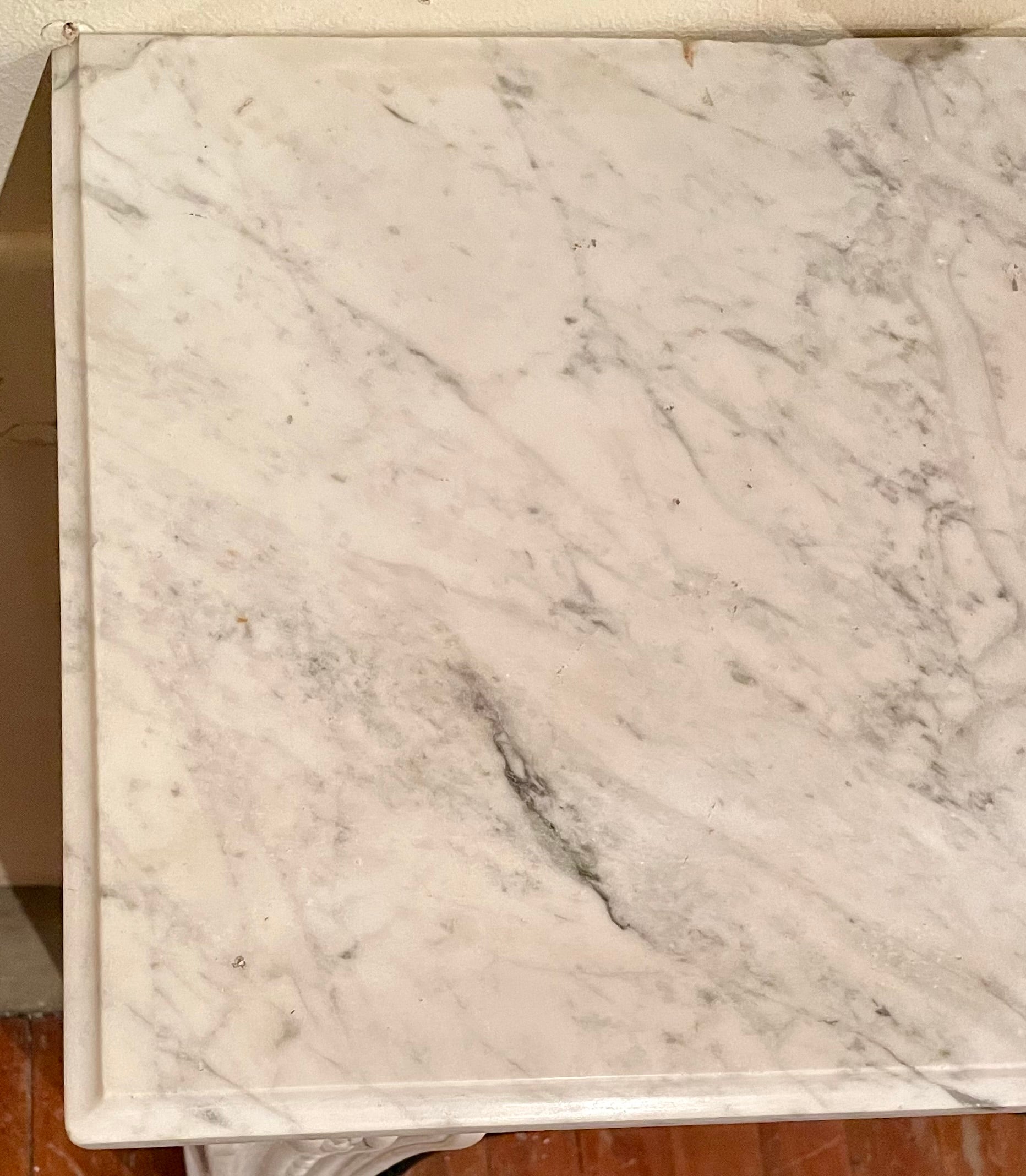 XIXe siècle Cheminée ancienne en marbre de Carrare Louis XVI, Circa 1860-1880. en vente