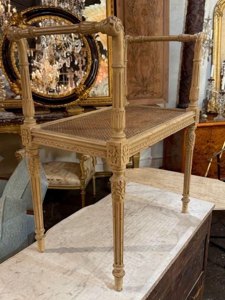 Français Antique Banc de Fenêtre Louis XVI sculpté et peint en vente