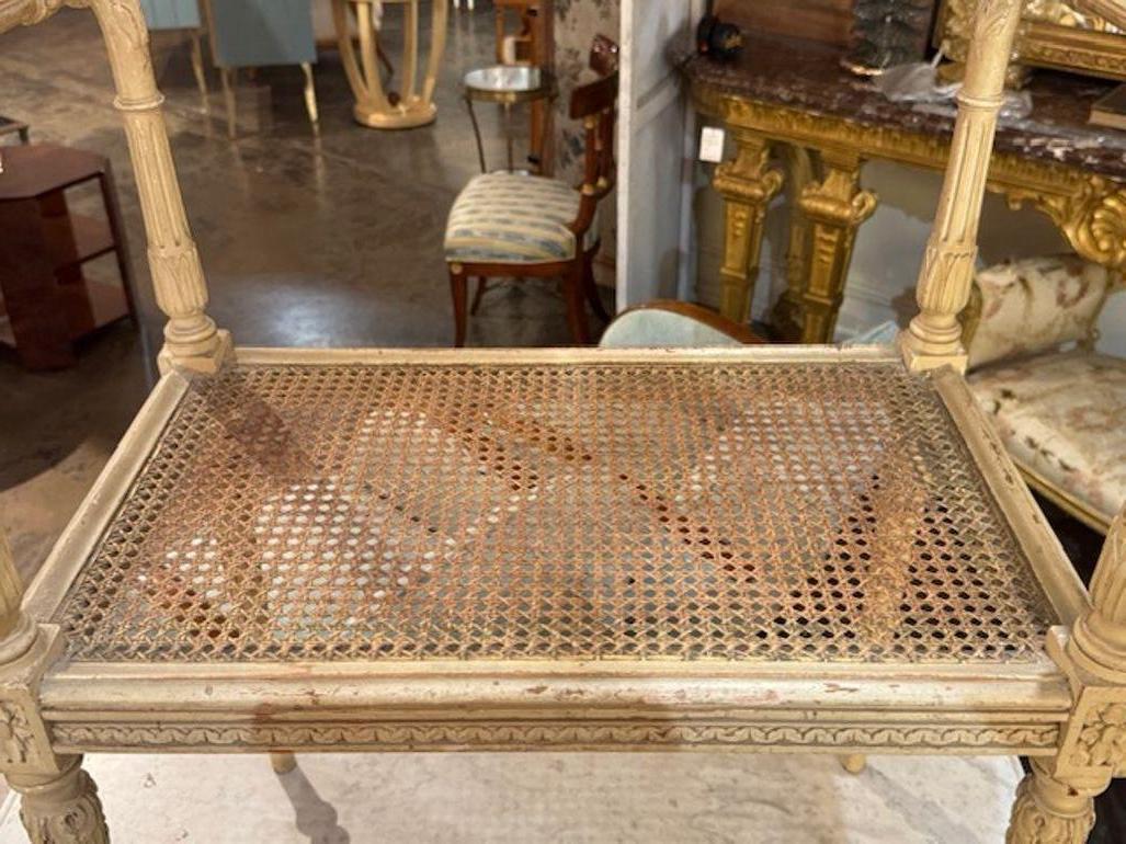 20ième siècle Antique Banc de Fenêtre Louis XVI sculpté et peint en vente