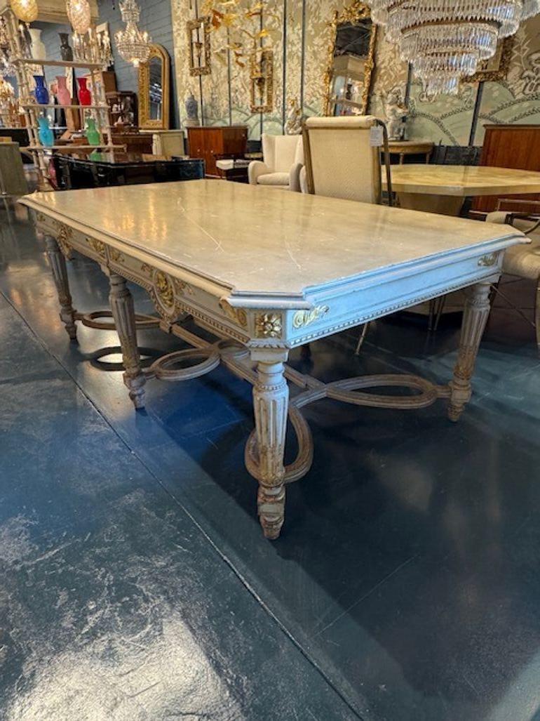 La table centrale ancienne Louis XVI sculptée et dorée à la parcelle présente des détails sculptés complexes et de luxueux accents dorés à la parcelle, exhalant un sentiment d'élégance et de sophistication. Cette table présente le savoir-faire et le