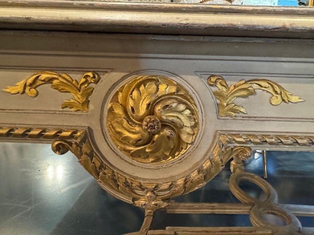 Français Antique Table centrale Louis XVI sculptée et parcellaire doré en vente