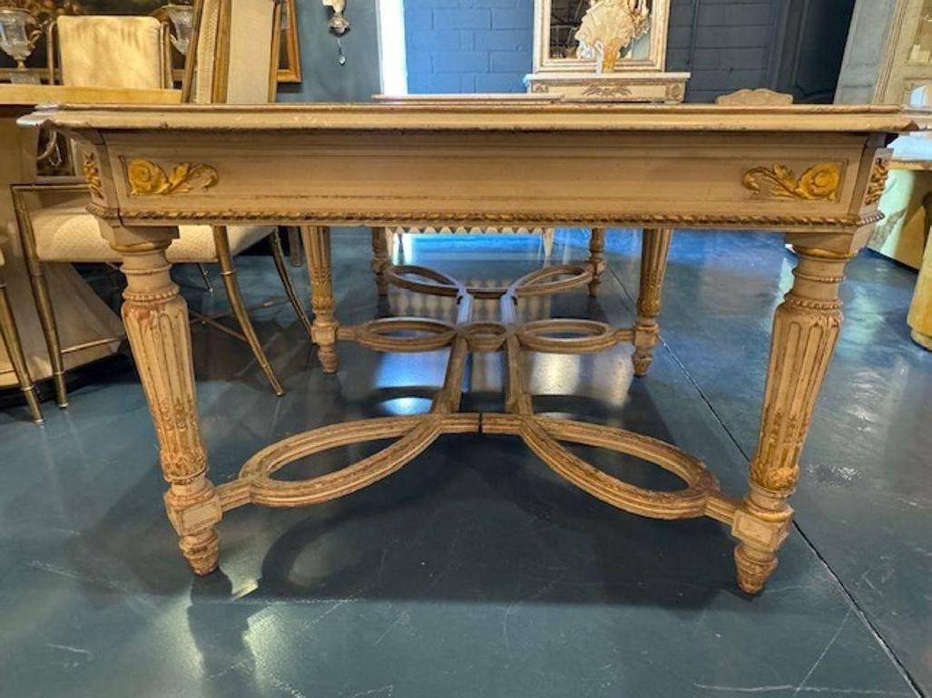 Antique Table centrale Louis XVI sculptée et parcellaire doré Bon état - En vente à Dallas, TX