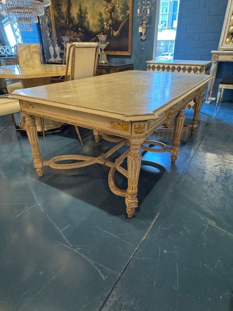 20ième siècle Antique Table centrale Louis XVI sculptée et parcellaire doré en vente