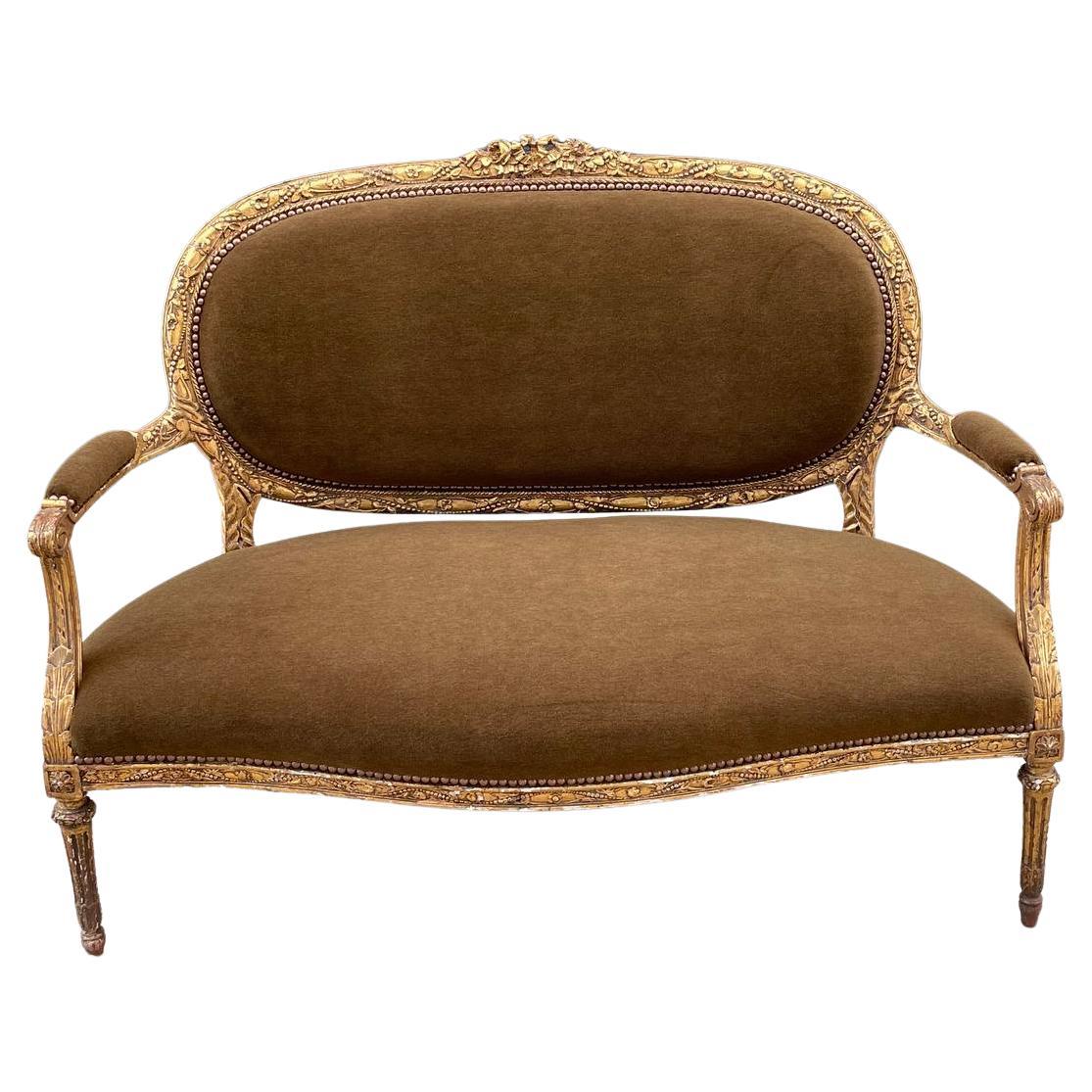 Antiker französischer Louis XVI  Geschnitztes Blattgold & Alpaka-Mohair-Sofa  im Angebot