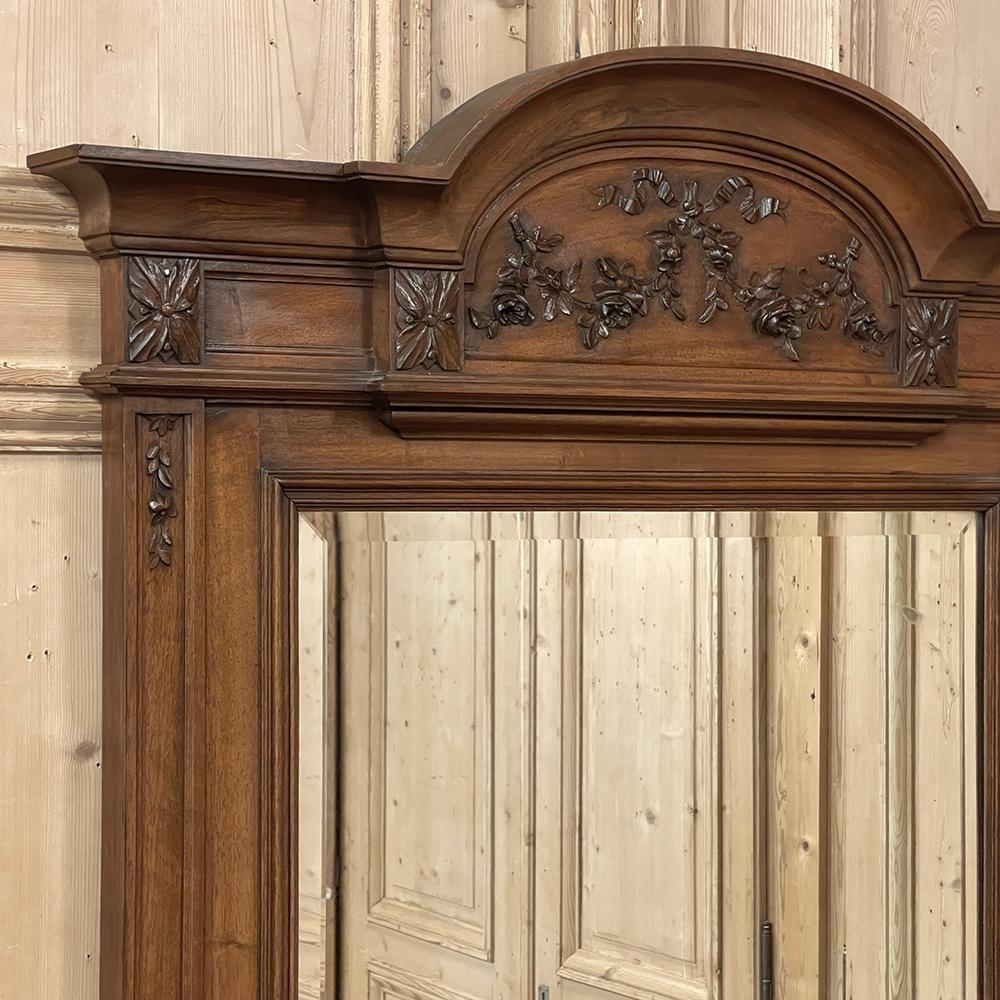 XX secolo Antique French Louis XVI Specchio in noce intagliato in vendita
