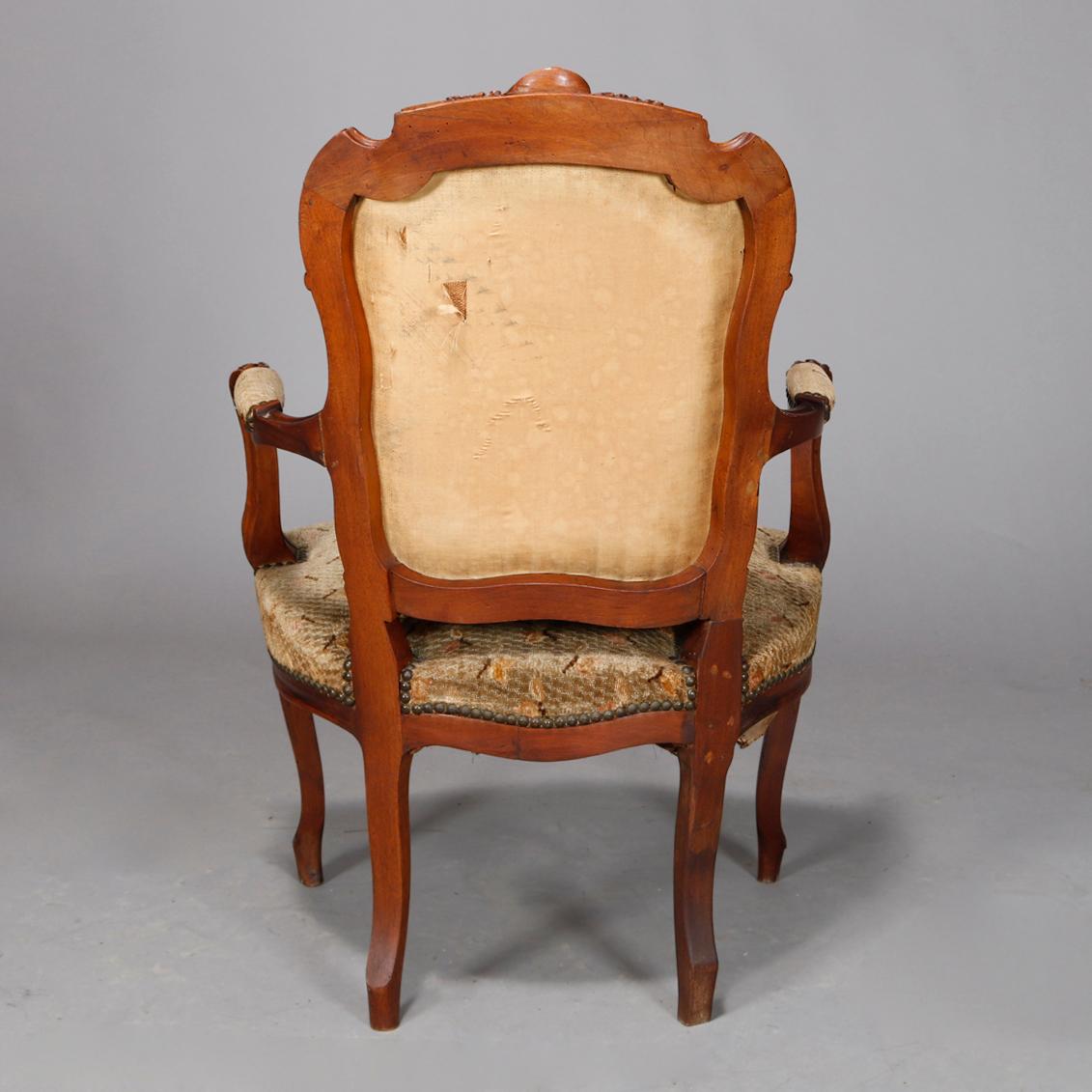 Antikes französisches Louis XVI.-Parlor-Set aus geschnitztem Nussbaumholz, Wohnzimmer- und Sessel im Angebot 3