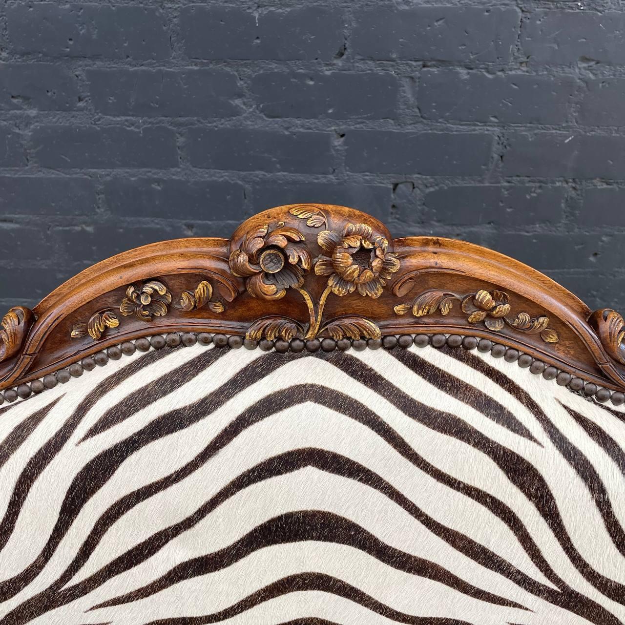 Début du 20ème siècle Ancien canapé français Louis XVI en bois sculpté et faux cuir zébré en vente