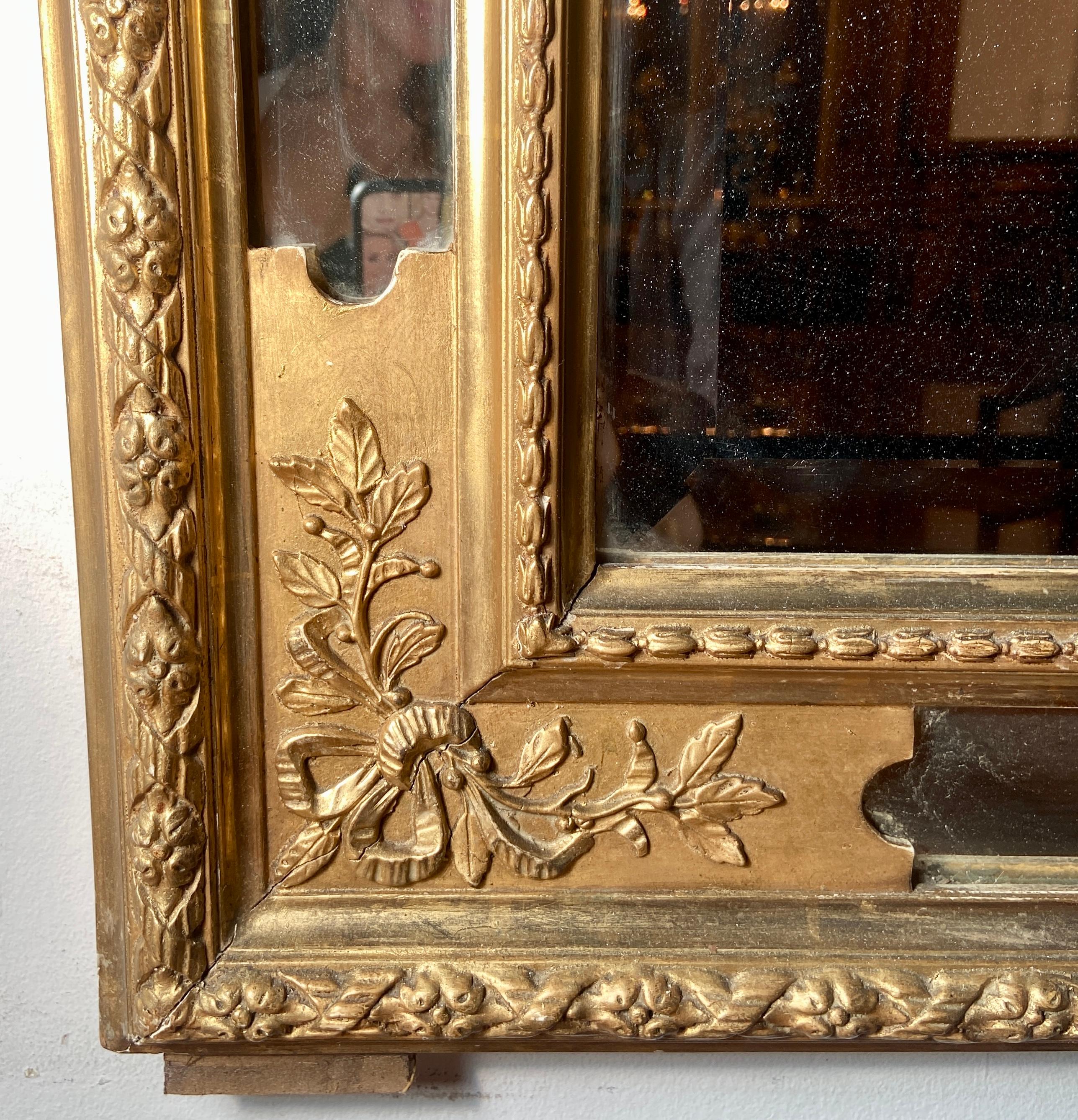 Français Cadre en bois sculpté français ancien Louis XVI avec miroir biseauté à la feuille d'or, vers 1890 en vente