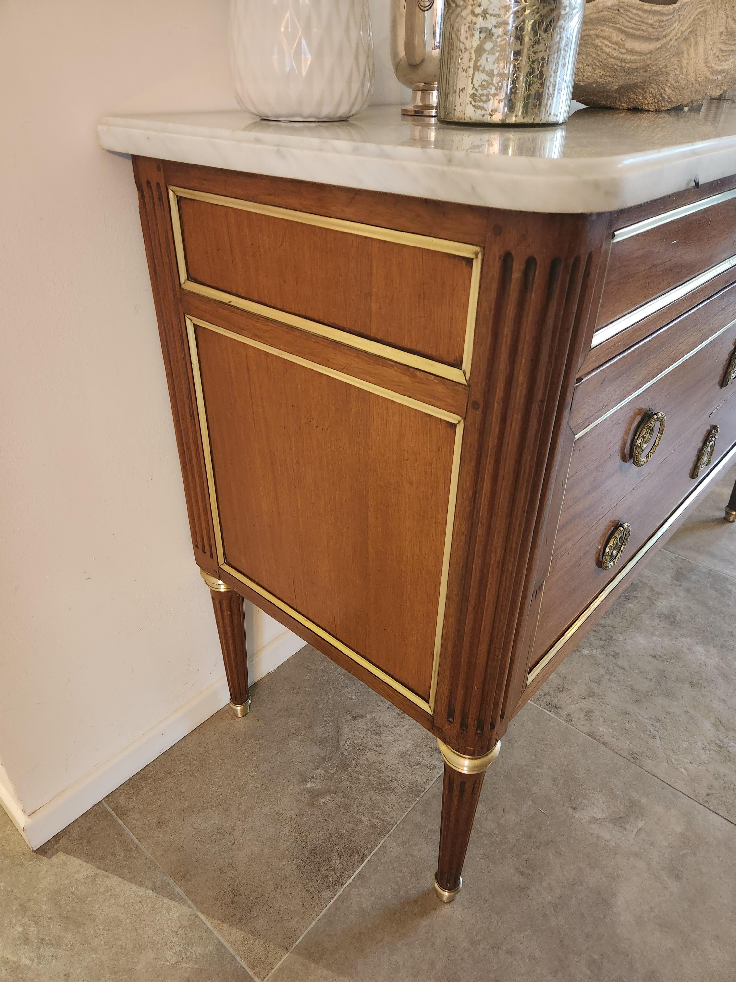 Antique French Luigi XVI Cassettiera Commode, bronzo e marmo di Carrara in vendita 4