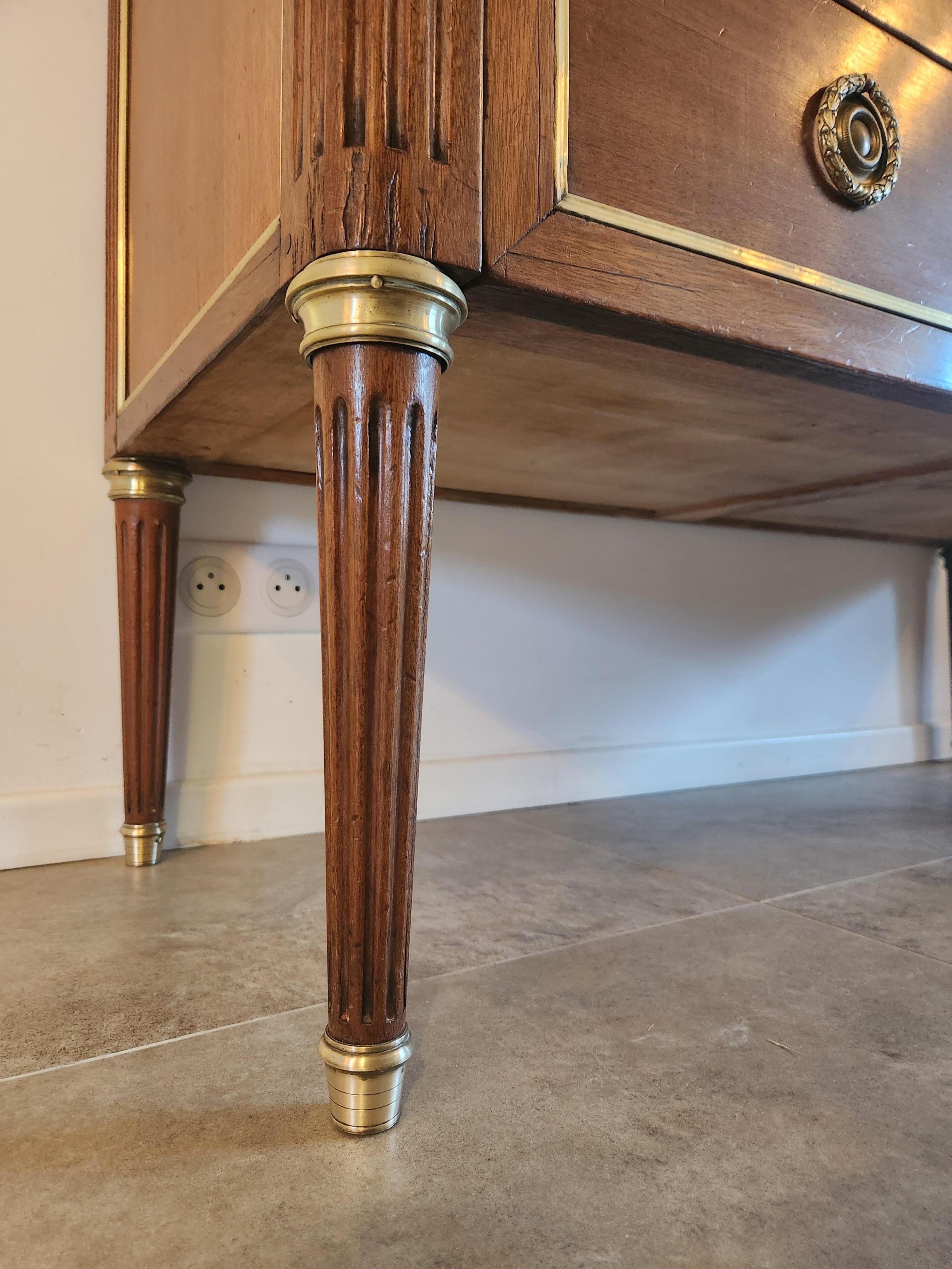 Antique French Luigi XVI Cassettiera Commode, bronzo e marmo di Carrara in vendita 6