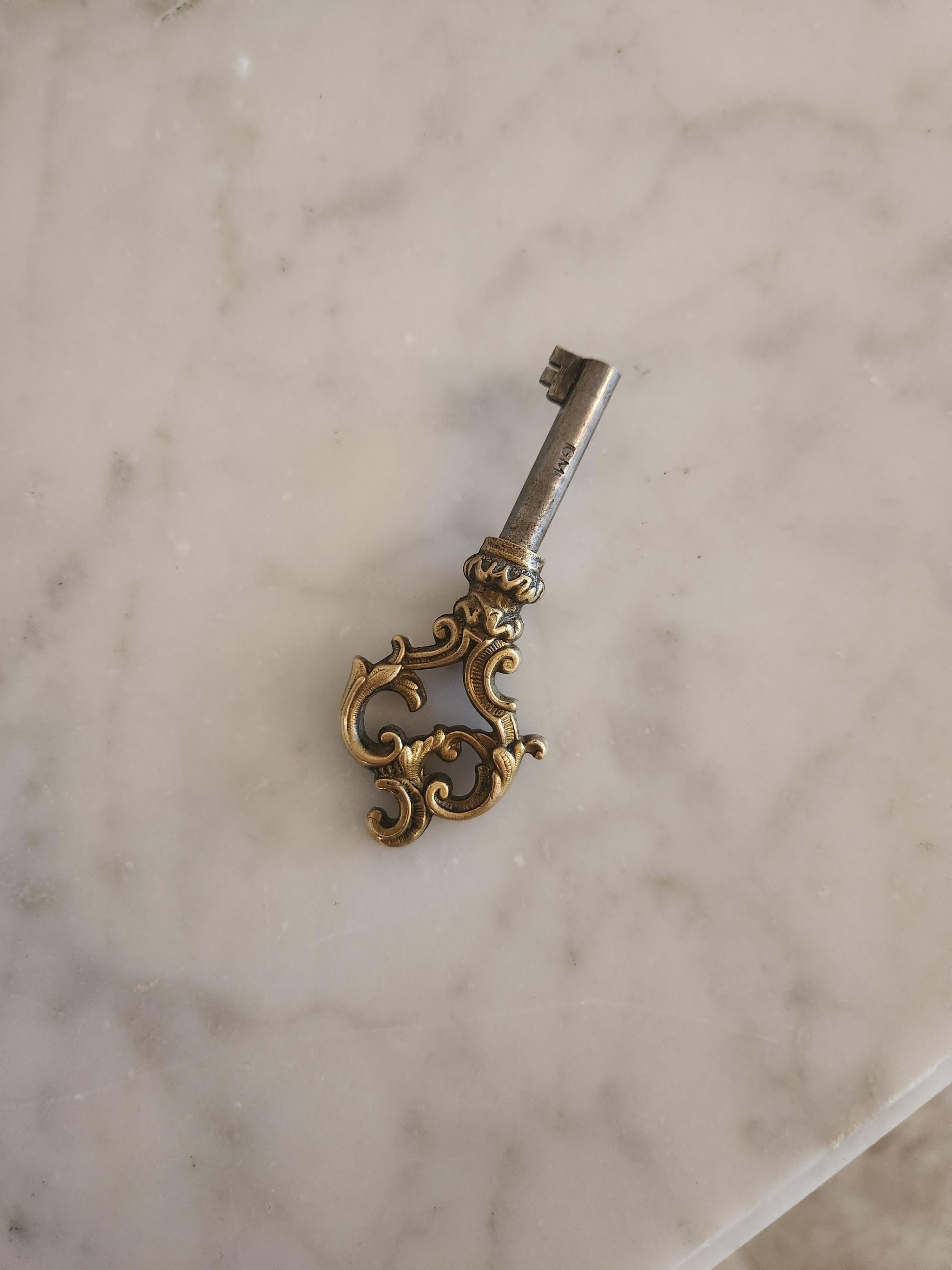 Antique French Luigi XVI Cassettiera Commode, bronzo e marmo di Carrara in vendita 7