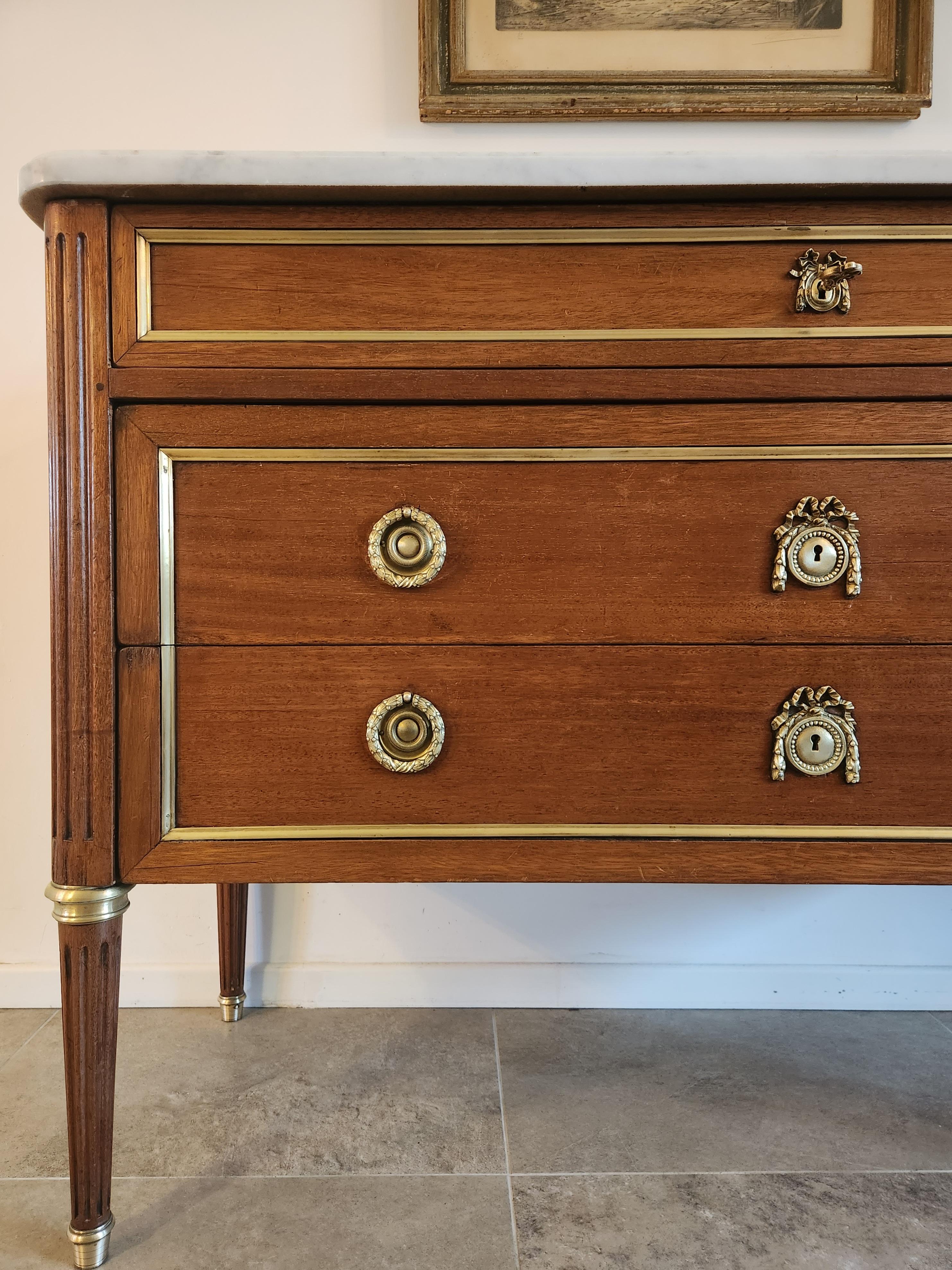 Francese Antique French Luigi XVI Cassettiera Commode, bronzo e marmo di Carrara in vendita