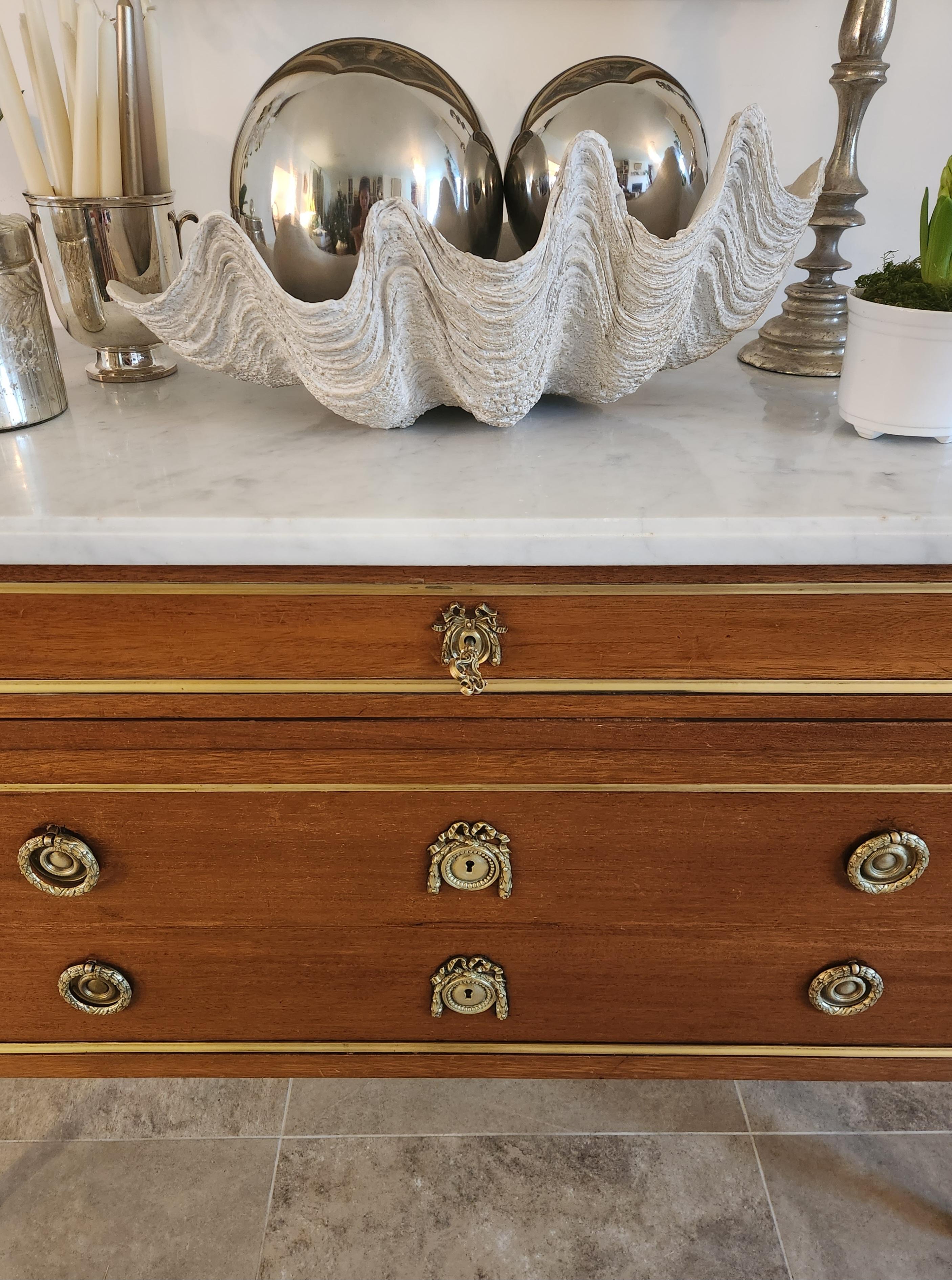 Antique French Luigi XVI Cassettiera Commode, bronzo e marmo di Carrara In condizioni buone in vendita a Senonches, Centre-Val de Loire