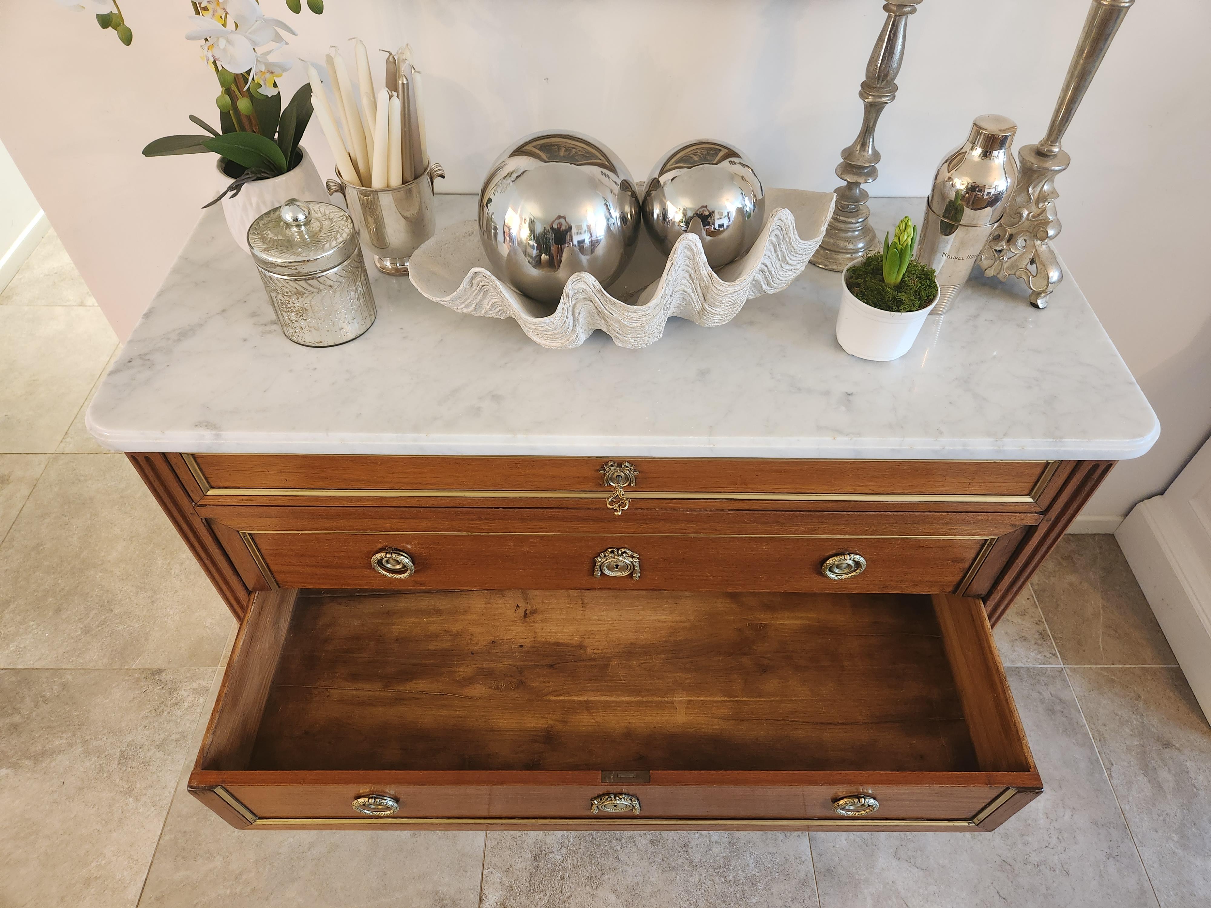 XIX secolo Antique French Luigi XVI Cassettiera Commode, bronzo e marmo di Carrara in vendita