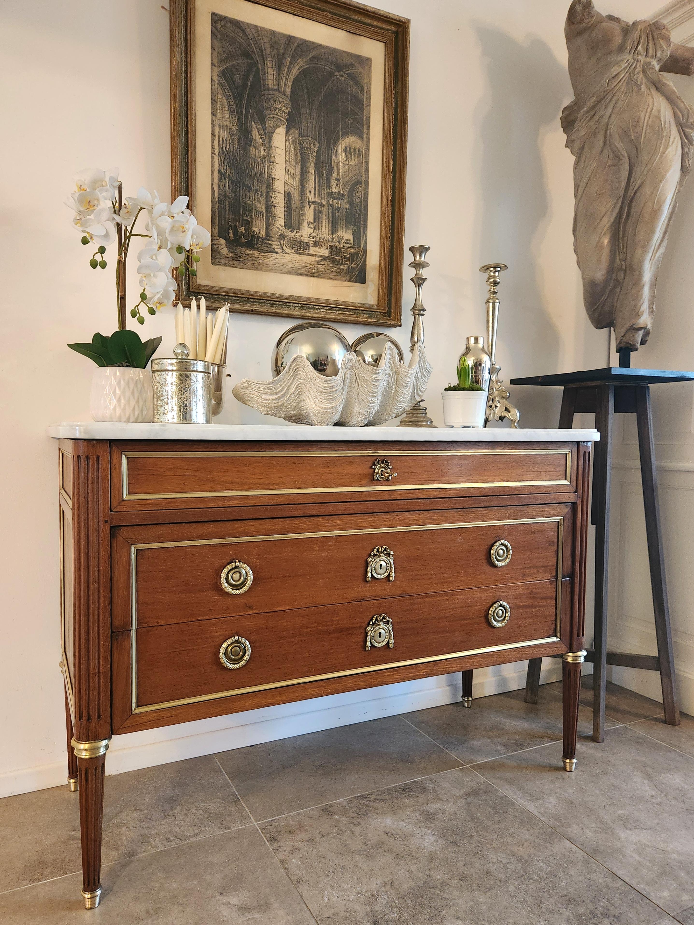 Marmo di Carrara Antique French Luigi XVI Cassettiera Commode, bronzo e marmo di Carrara in vendita