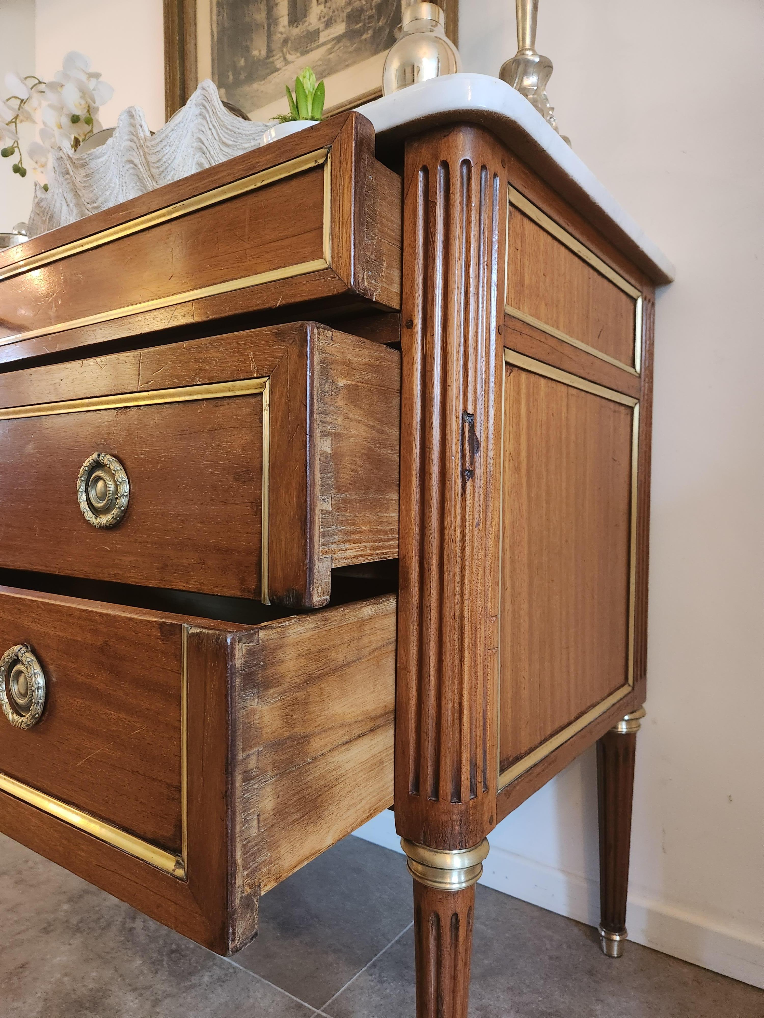 Antique French Luigi XVI Cassettiera Commode, bronzo e marmo di Carrara in vendita 1
