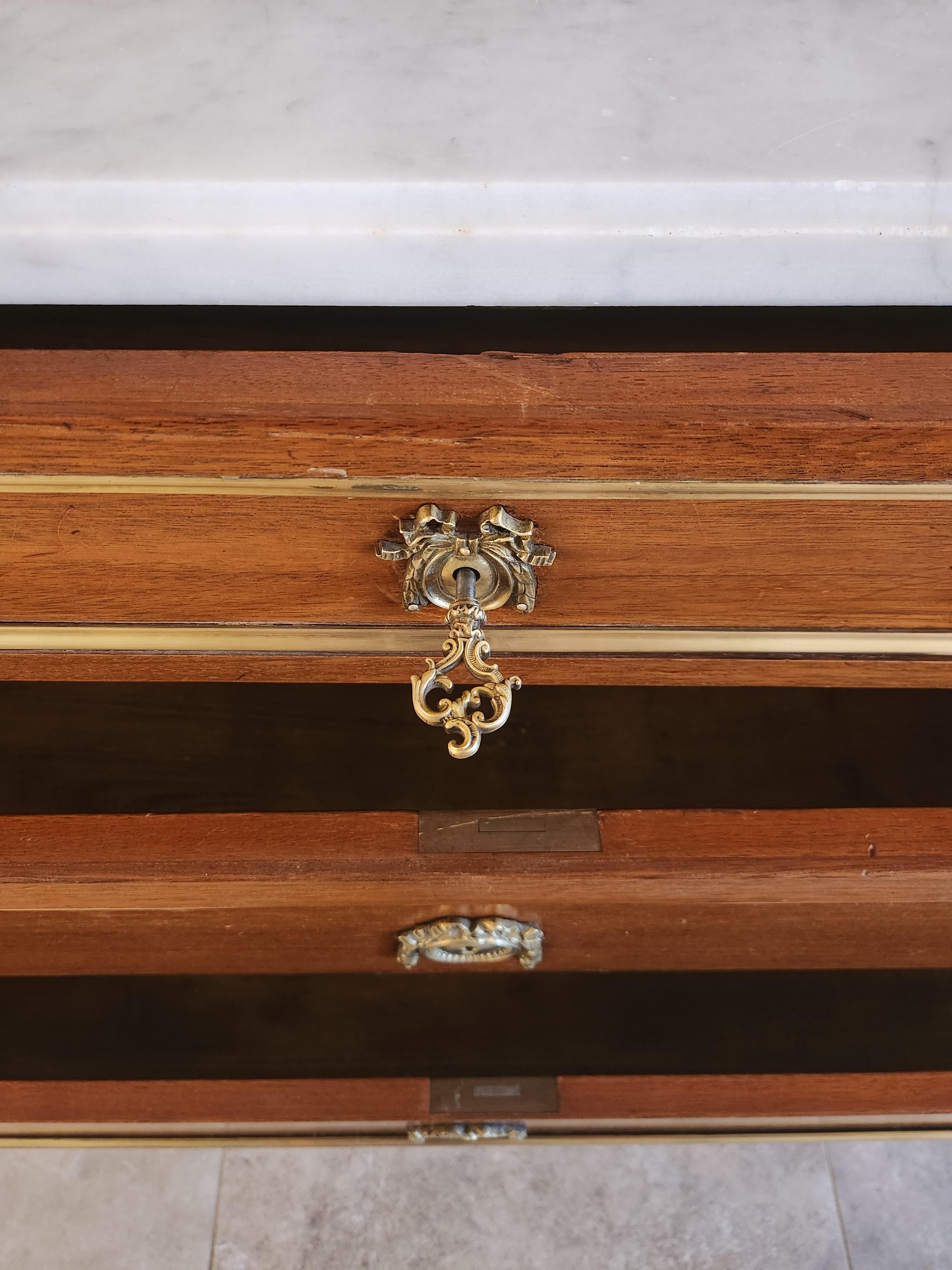 Antique French Luigi XVI Cassettiera Commode, bronzo e marmo di Carrara in vendita 2