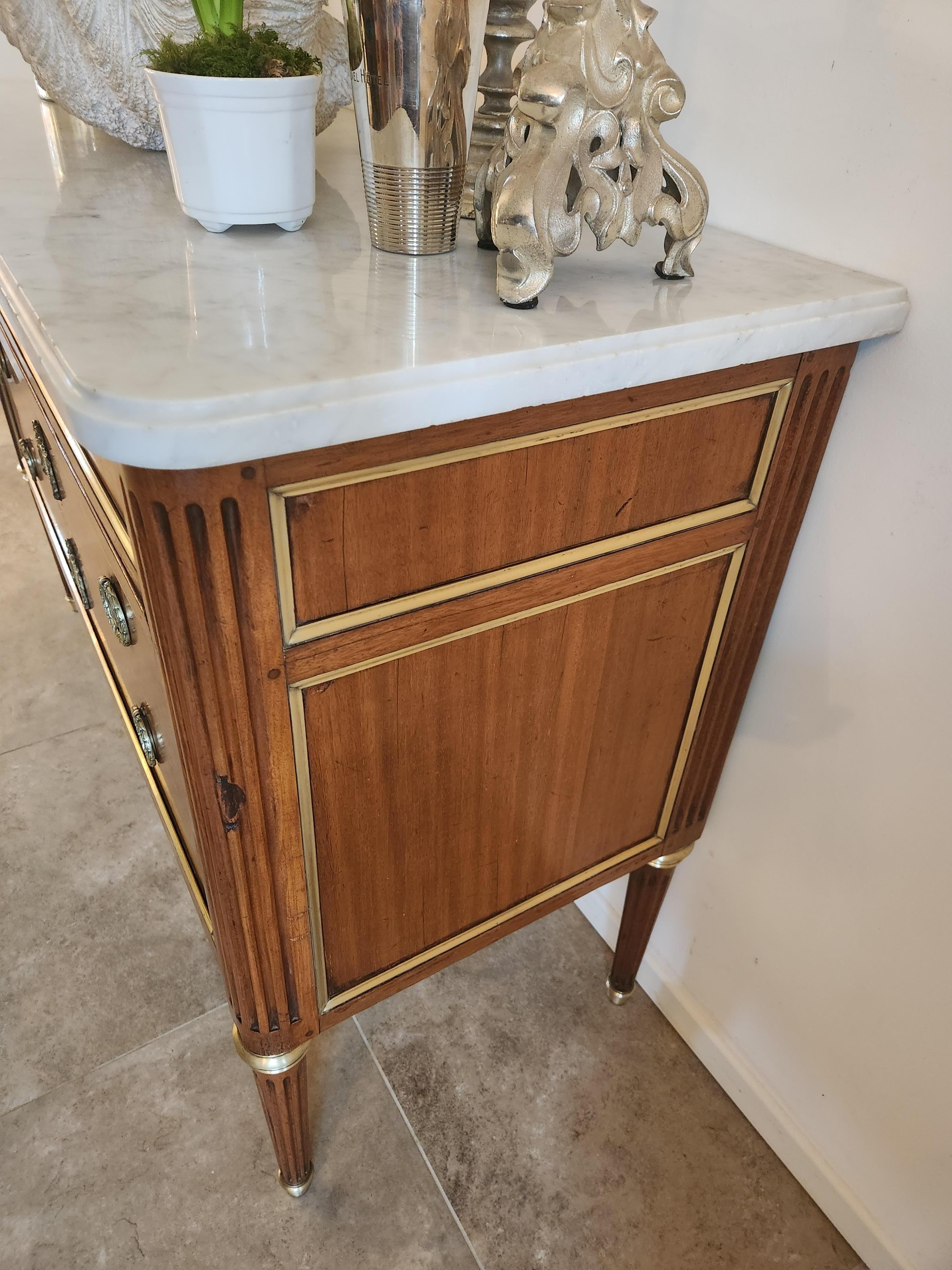 Antique French Luigi XVI Cassettiera Commode, bronzo e marmo di Carrara in vendita 3