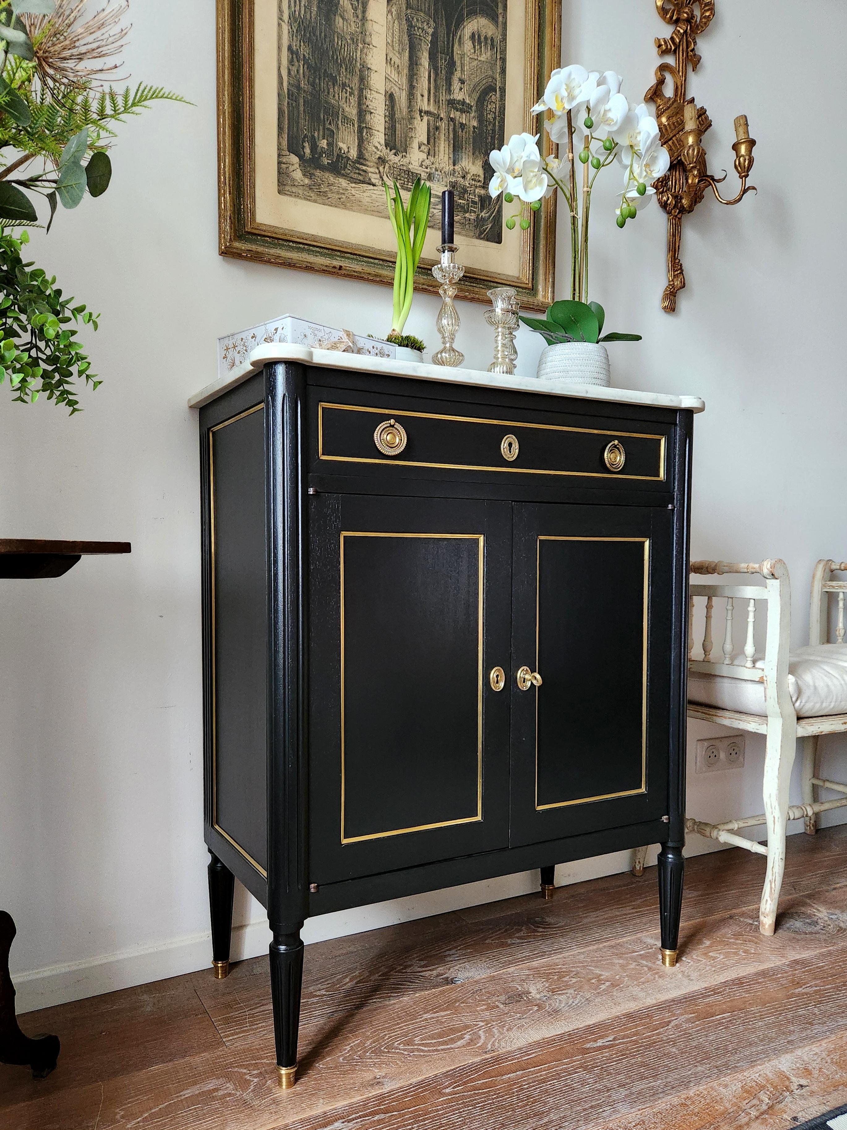 Antique French bar buffet in stile Luigi XVI sormontato da un marmo bianco di Carrara, gambe scanalate rifinite con zoccoli in bronzo dorato.
Un cassetto a coda di rondine, due ante e un pratico spazio di archiviazione grazie ai ripiani regolabili