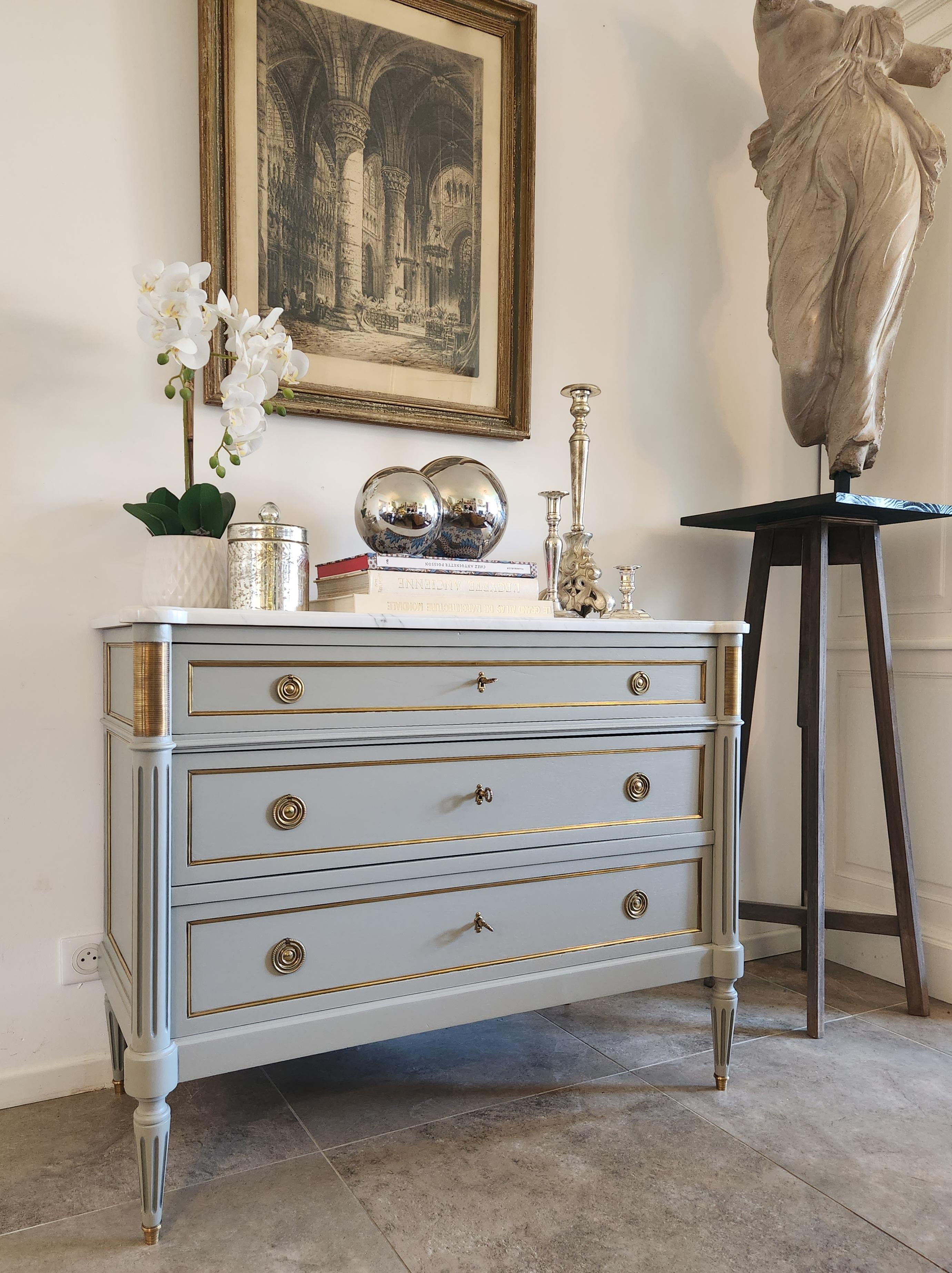 Antique French, Louis XVI Chest of Drawers Commode, Carrara Marble & Bronze in vendita 3
