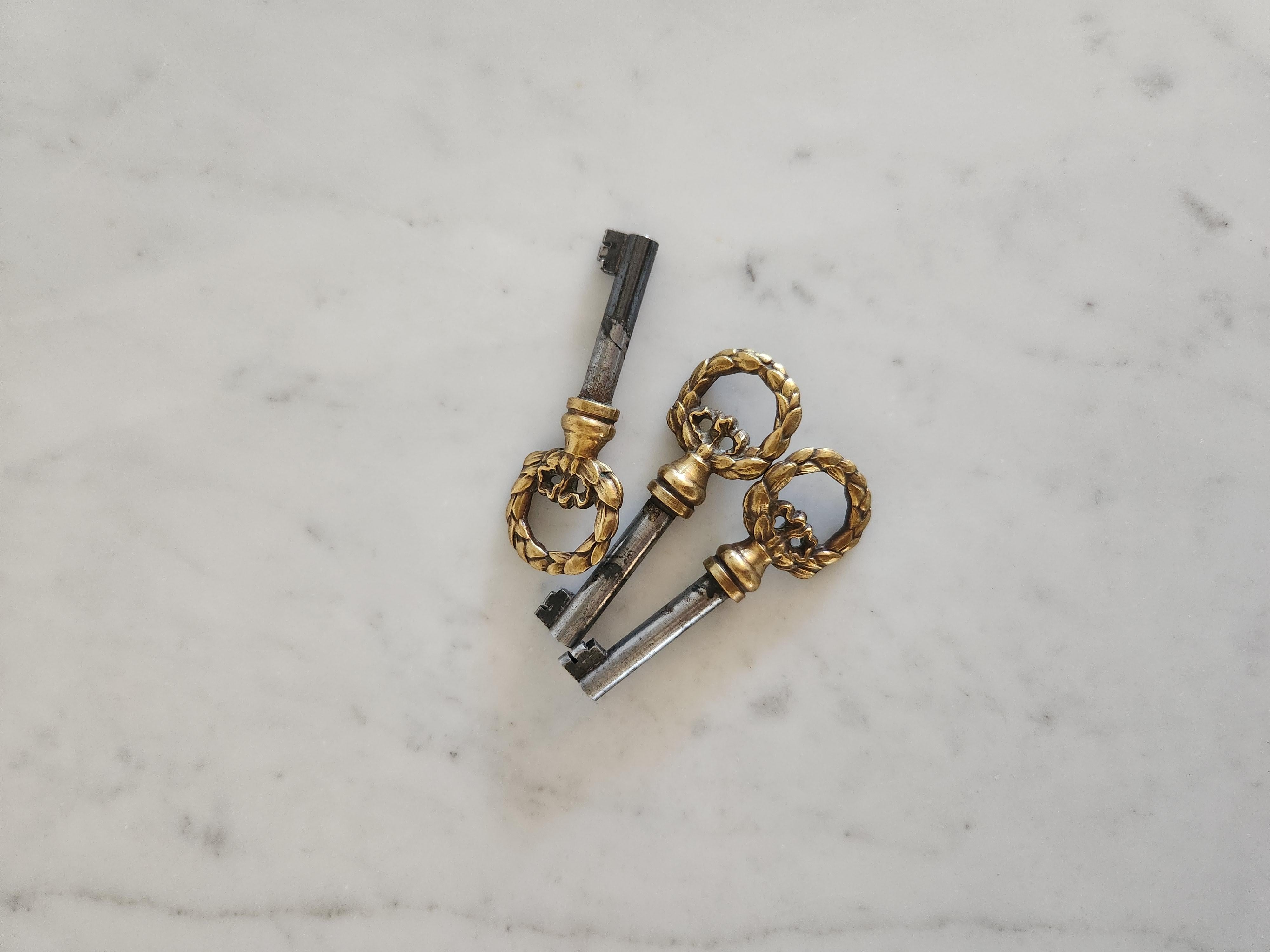 Antique French, Louis XVI Chest of Drawers Commode, Carrara Marble & Bronze in vendita 4