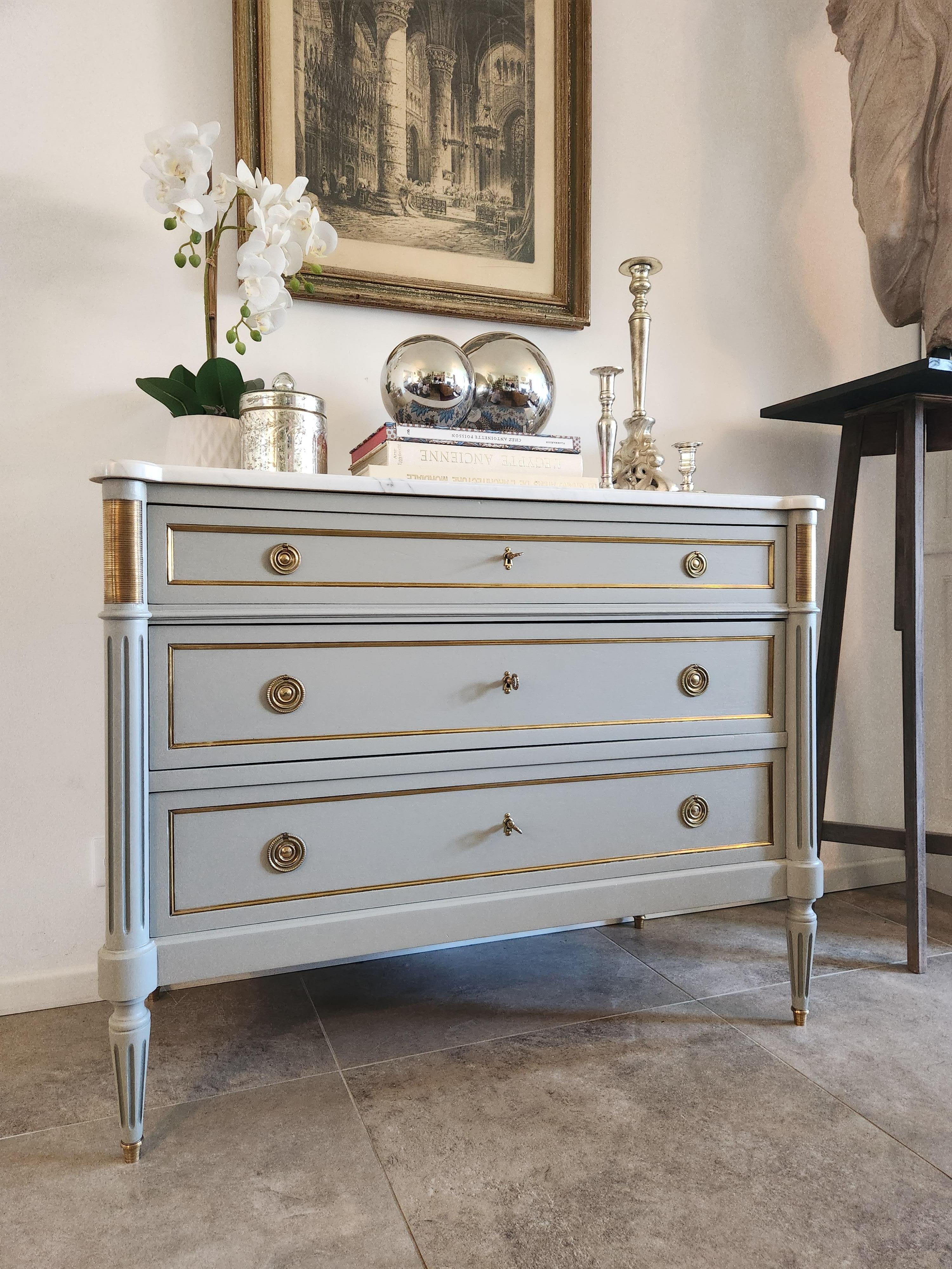 Antique French, cassettiera in stile Luigi XVI sormontata da un marmo bianco di Carrara, gambe scanalate rifinite con zoccoli in bronzo dorato. 
Tre cassetti a coda di rondine con dettagli in ottone, tutte le serrature sono funzionanti e le chiavi